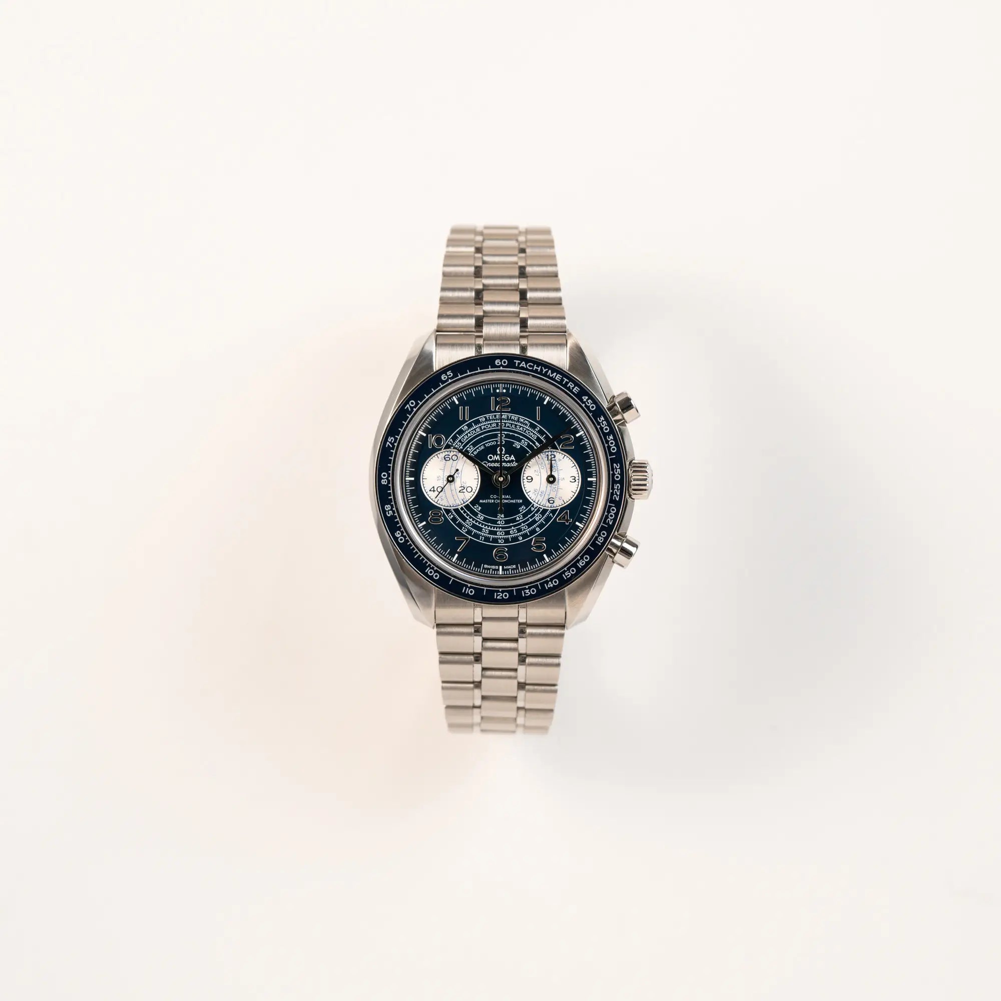 Frontale Ansicht der Omega Speedmaster Chronoscope aus Edelstahl mit blauem Zifferblatt und Pulsometerskala, sowie Telemeterskala