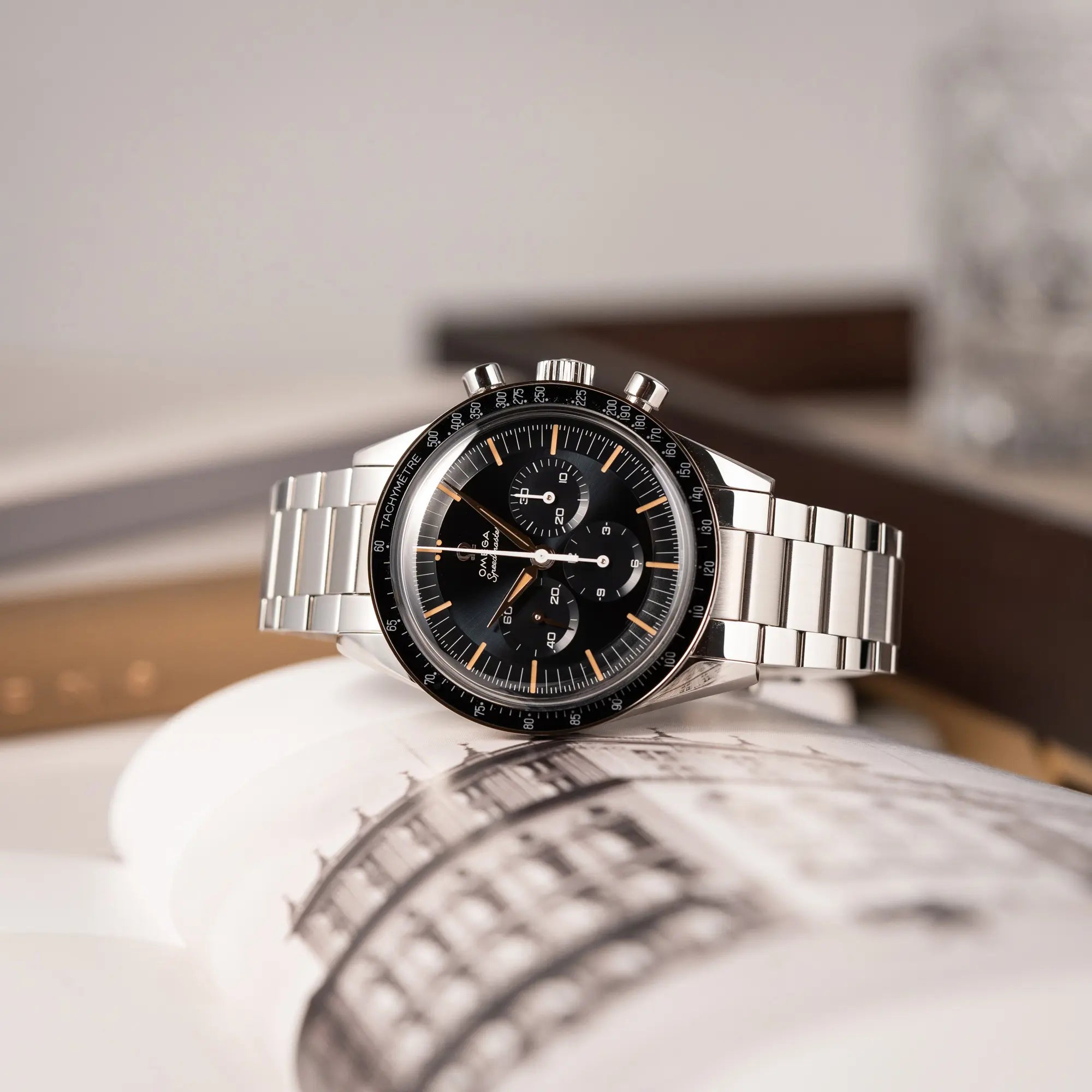 Omega Speedmaster FOIS der Referenz 310.30.40.50.06.001 mit dem dunkelblauen Zifferblatt mit dunkel-beigen Indizes im Vintage-Look und einem vom Standard-Modell abgeänderten Stahl-Armband, was beides an das klassische Speedy-Modell erinnert