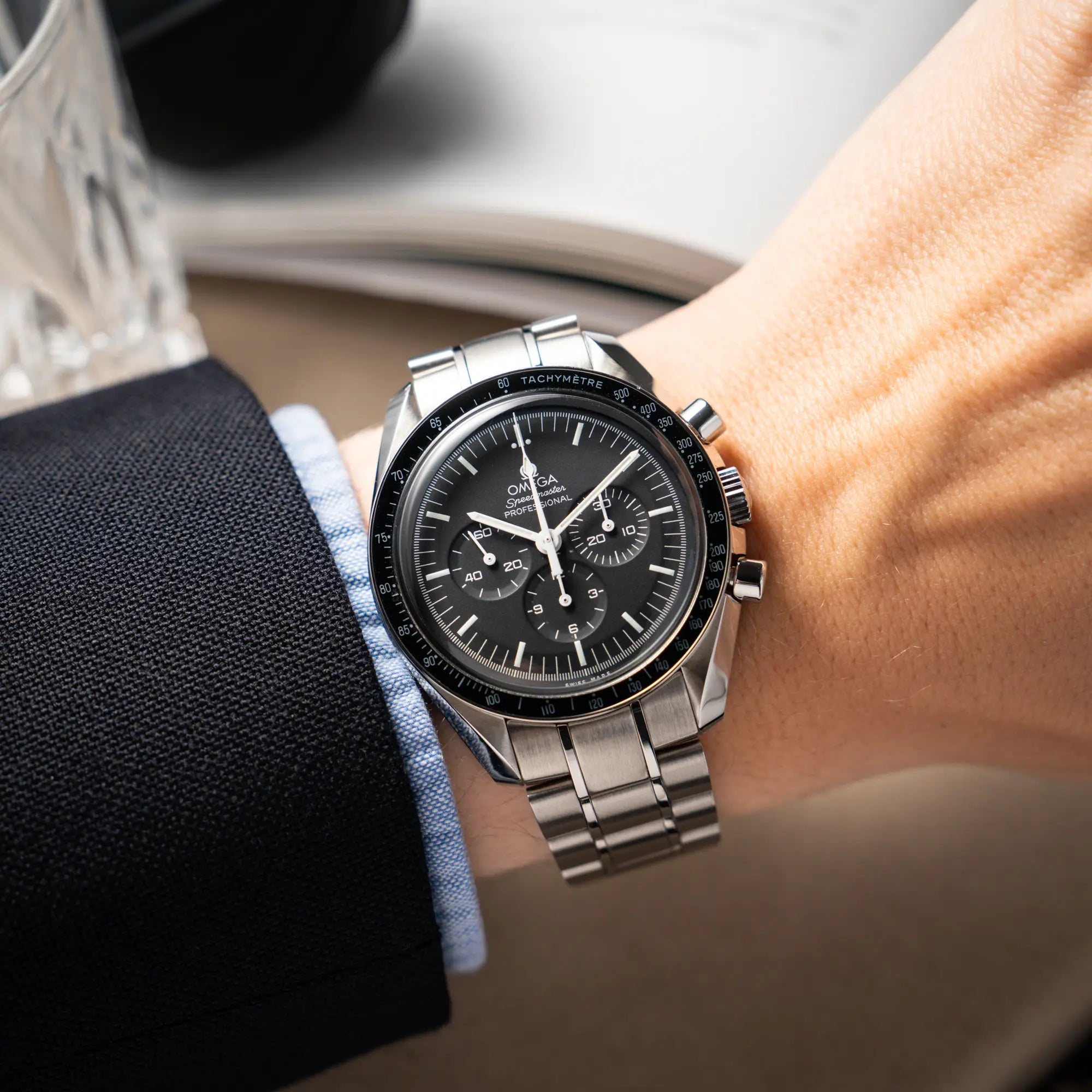 Wristshot mit der Omega Speedmaster Professional Moonwatch mit Hesalitglas aus 2018