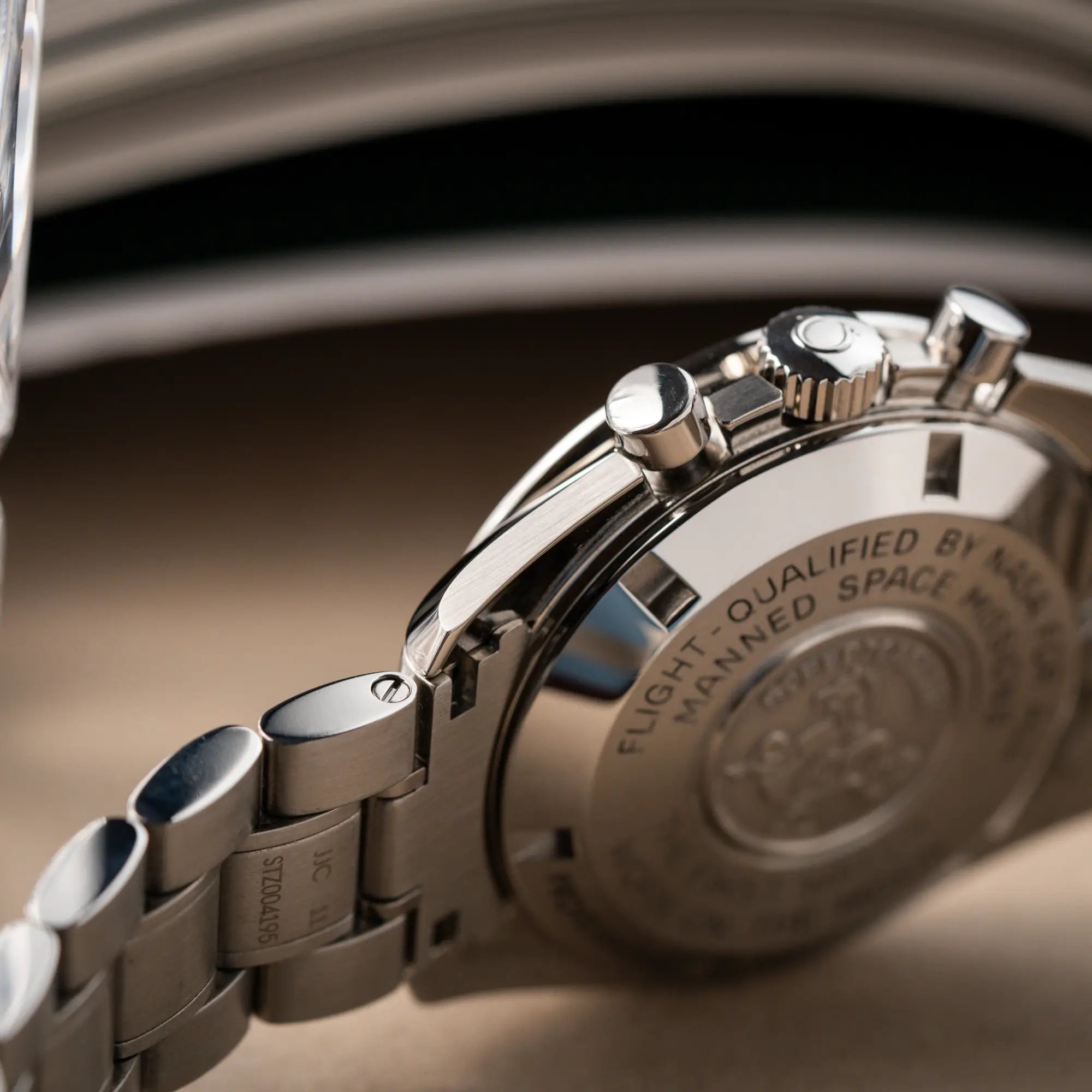 Detailaufnahme des seitliches Gehäuses und Bandanstosses der Omega Speedmaster Professional Moonwatch mit Hesalitglas aus 2018