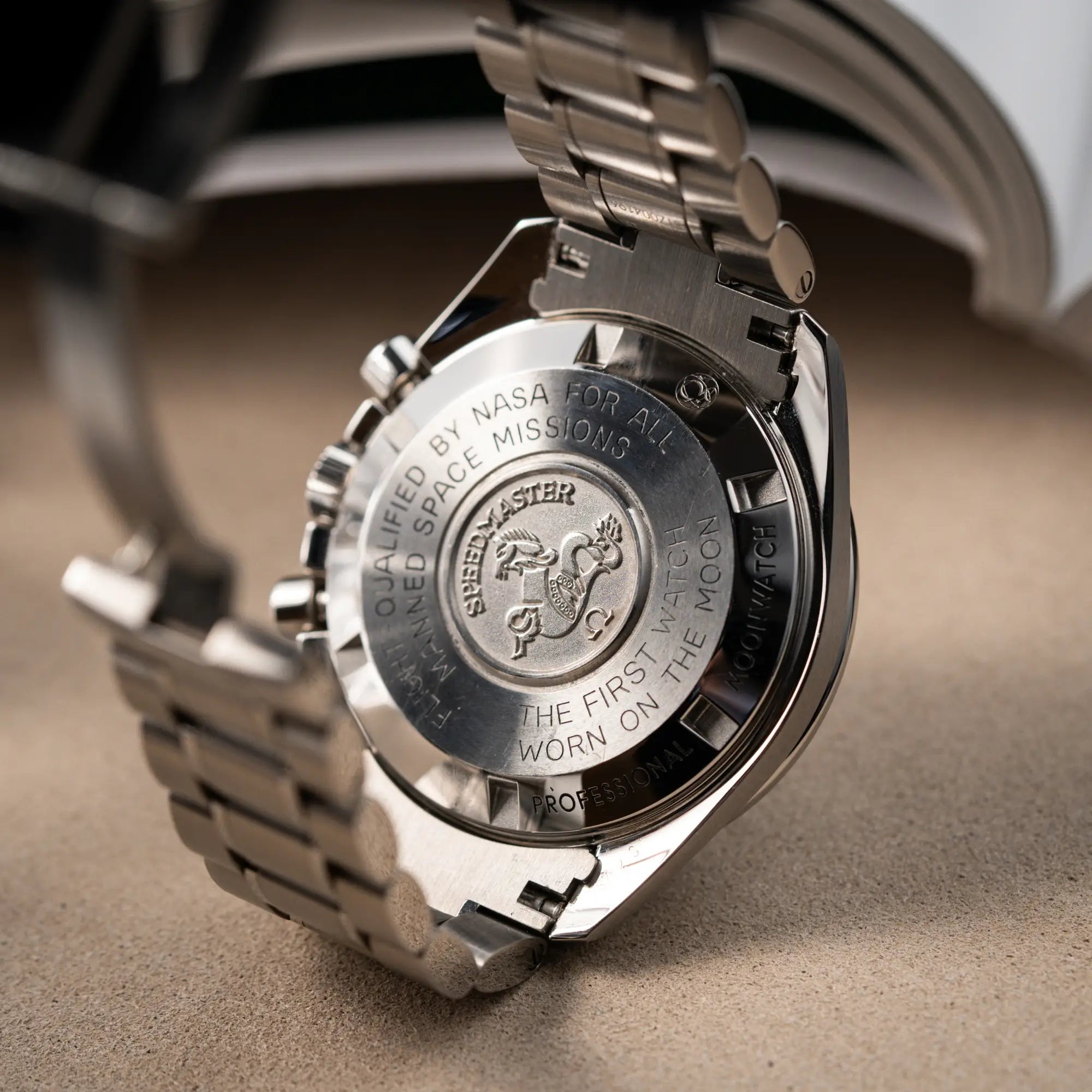 Gehäuseboden der Omega Speedmaster Professional Moonwatch mit Hesalitglas aus 2018