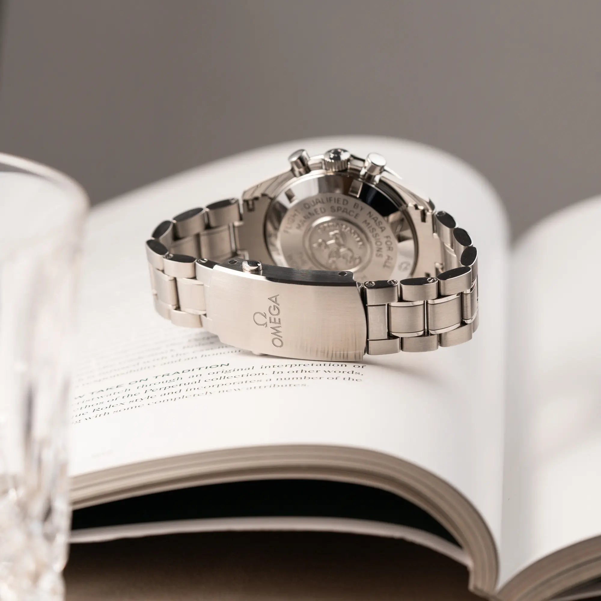 Produktfotografie der Omega Speedmaster Professional Moonwatch mit Hesalitglas aus 2018 zeigt das Stahlband und die geschlossene montierte Faltschliesse