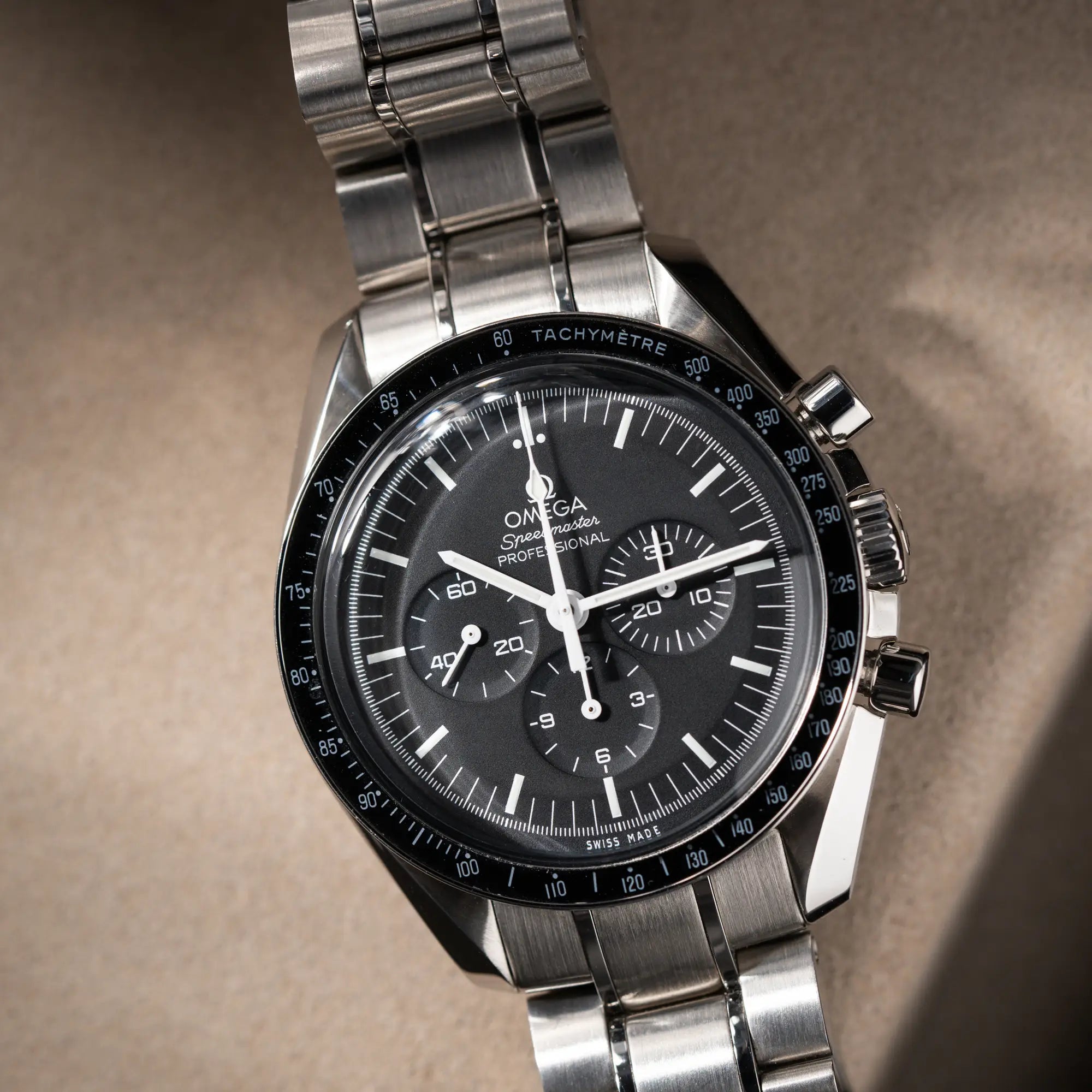 Detailaufnahme der Omega Speedmaster Professional Moonwatch mit Hesalitglas aus 2018