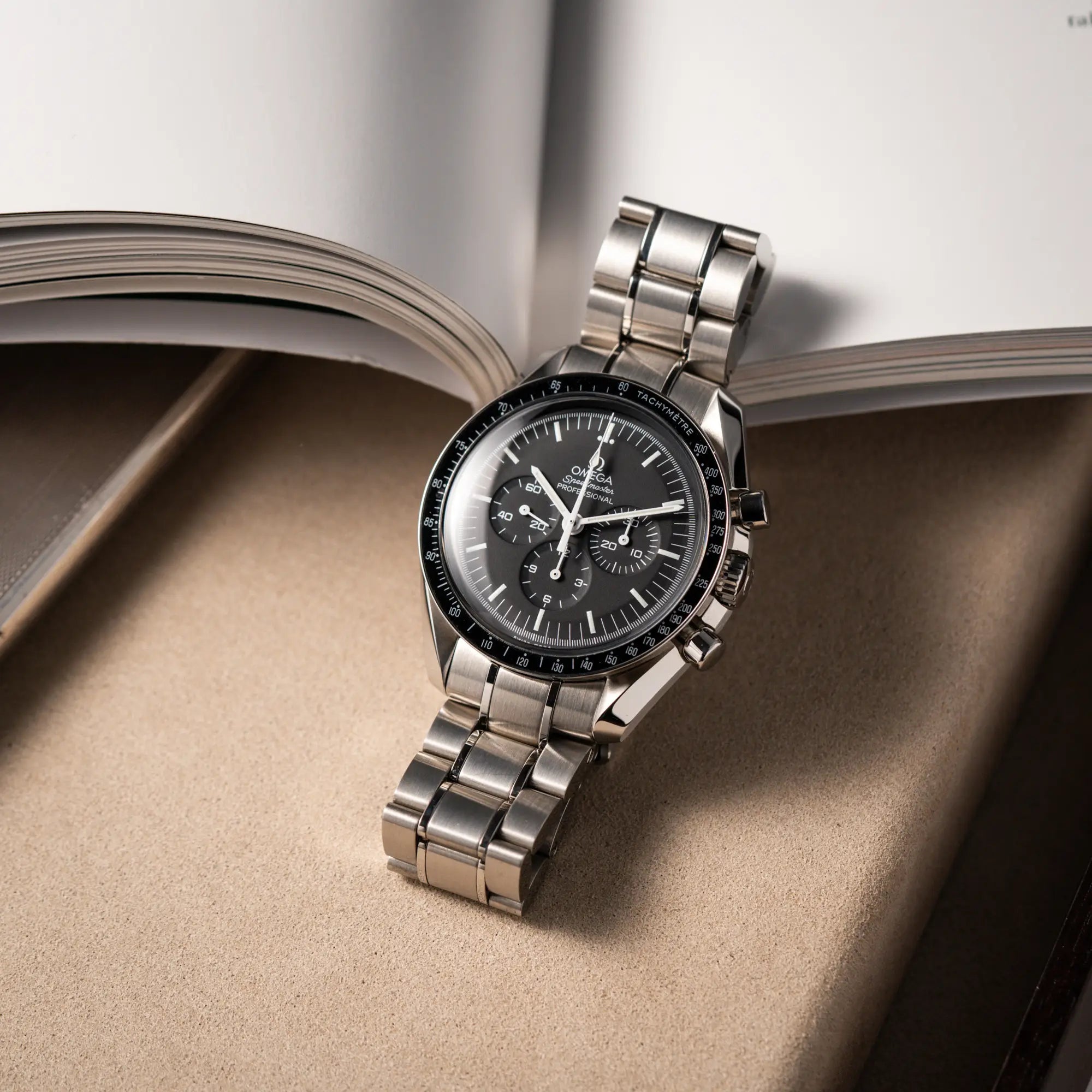 Produktfotografie der Omega Speedmaster Professional Moonwatch mit Hesalitglas aus 2018