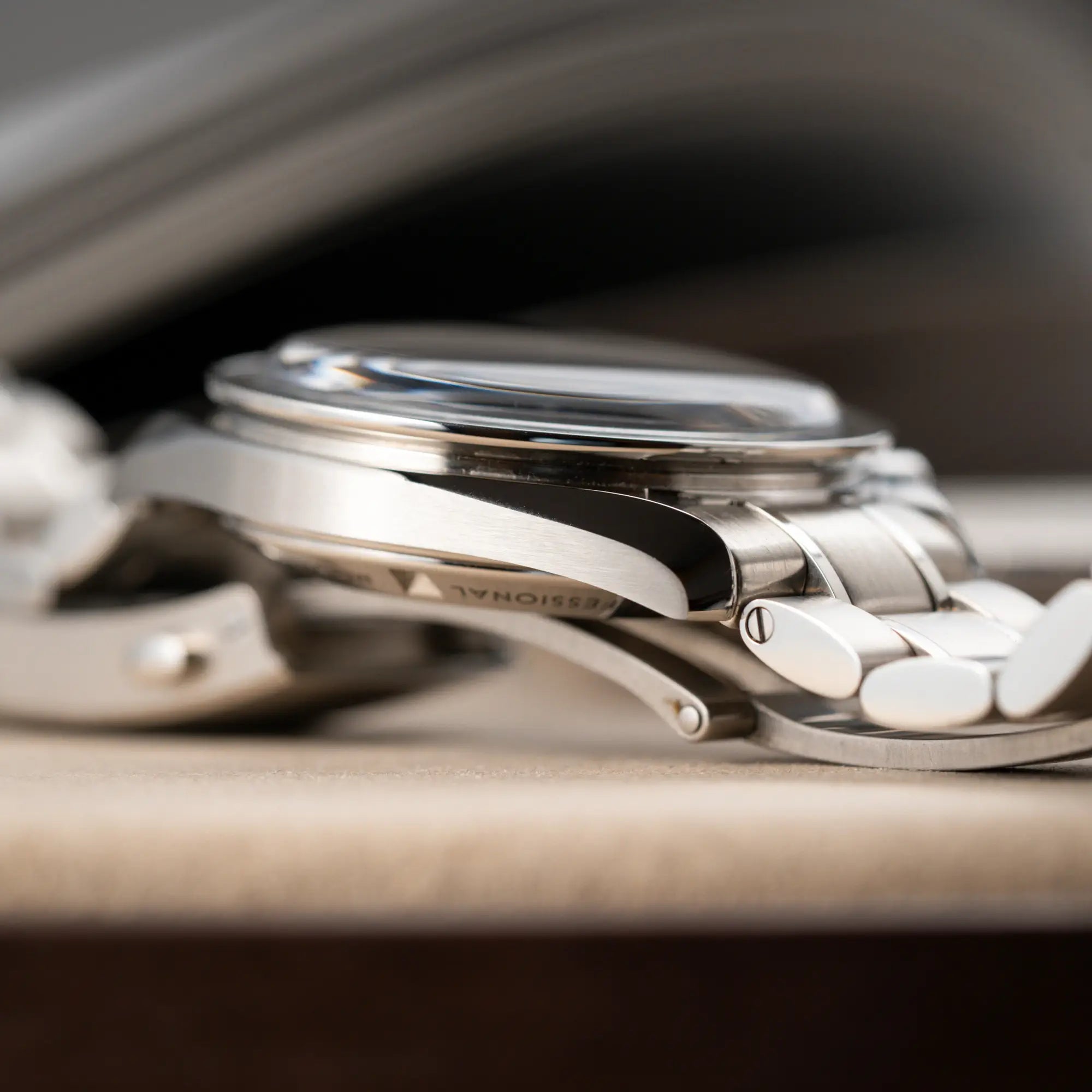 Bandanstoss und Blick auf das gewölbte Hesalitglas (von Seite) von der Omega Speedmaster Professional Moonwatch aus 2018