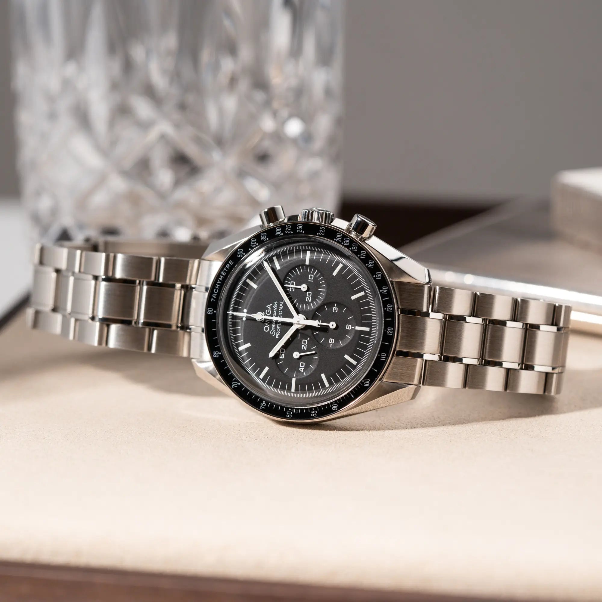 Produktfotografie der Omega Speedmaster Professional Moonwatch mit Hesalitglas aus 2018