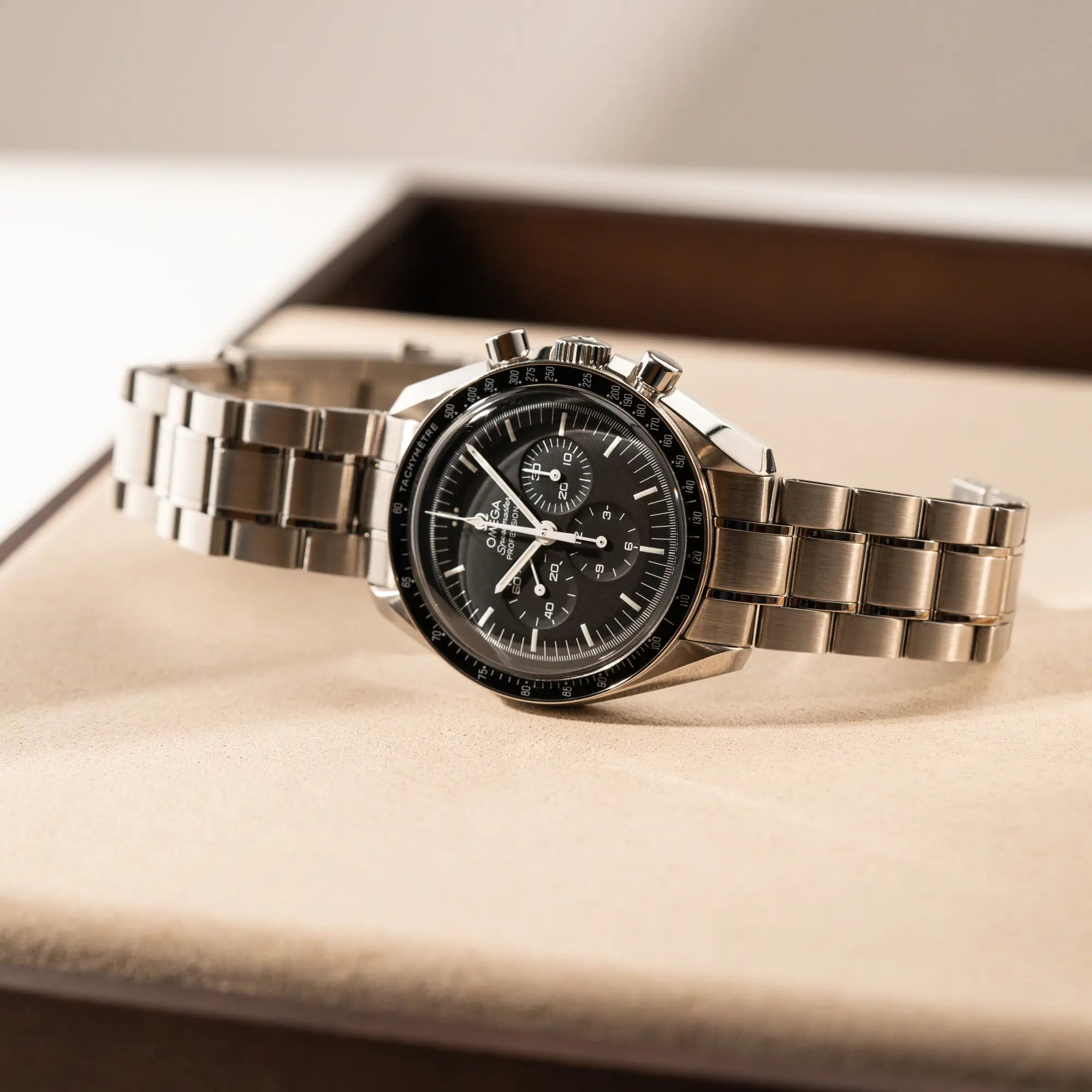 Produktfotografie der Omega Speedmaster Professional Moonwatch mit Hesalitglas aus 2018 auf einem Juwelierstablet