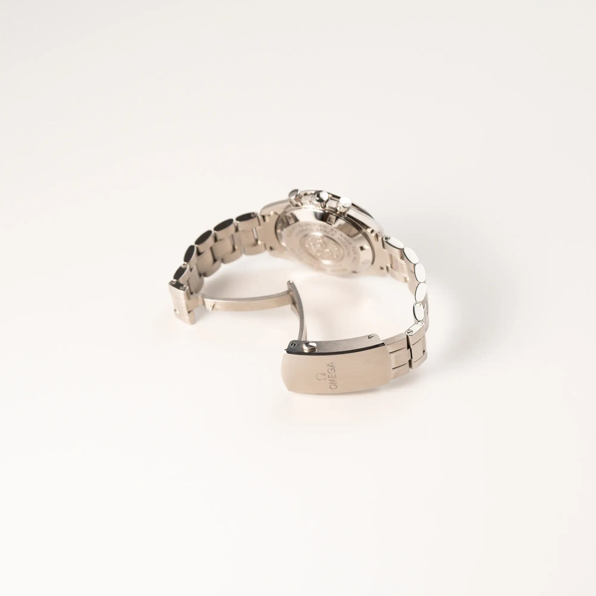 Geöffnete Faltschliesse der Omega Speedmaster Professional Moonwatch mit Hesalitglas aus 2018