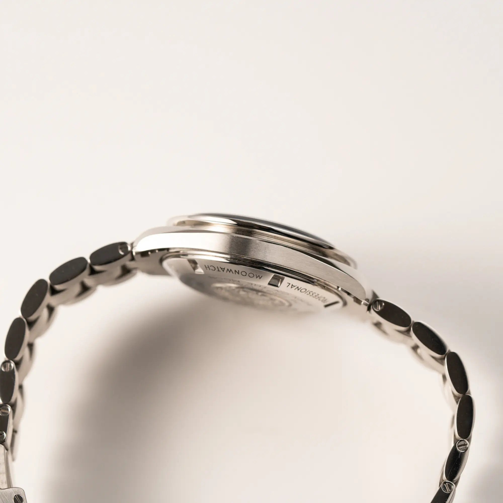 Seitliches Gehäuses der Omega Speedmaster Professional Moonwatch mit Hesalitglas aus 2018