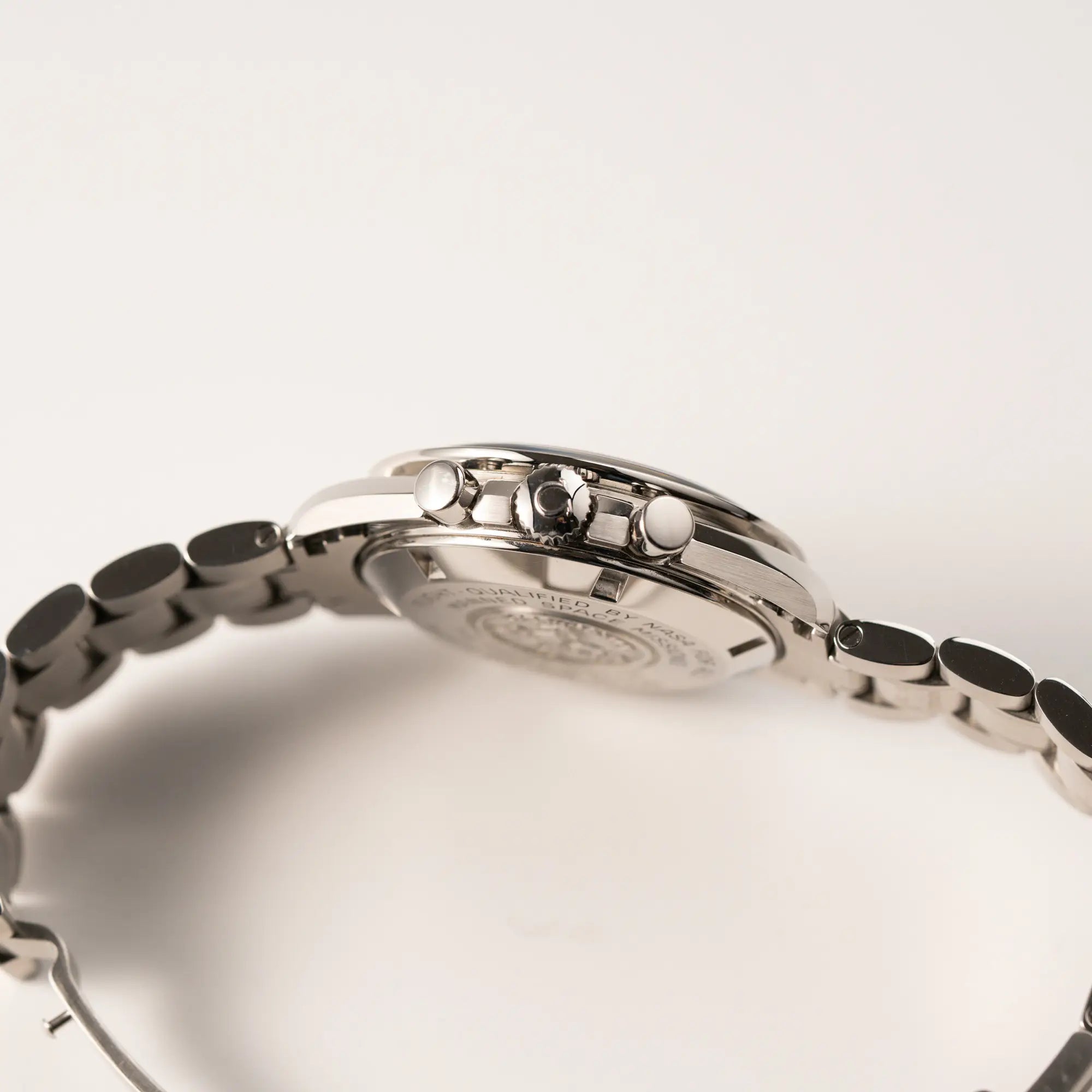 Seitliches Gehäuse der Omega Speedmaster Professional Moonwatch mit Hesalitglas aus 2018 mit Blick auf die Chrono-Drücker und die Aufzugskrone