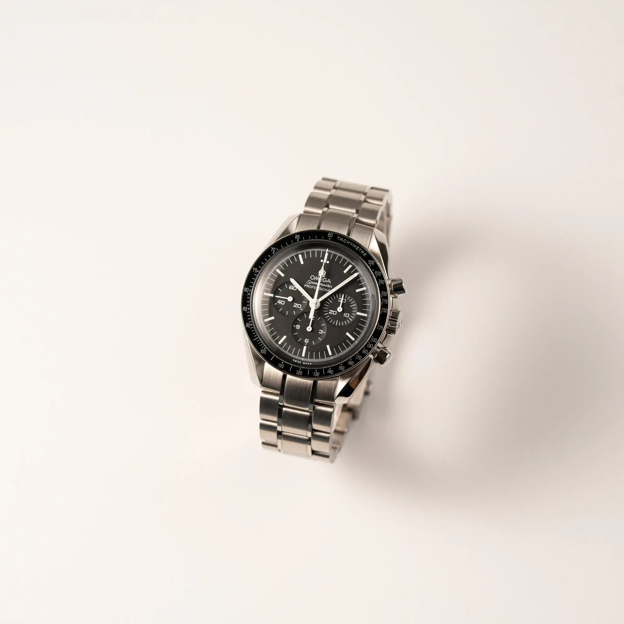 Leicht schräge Ansicht der Omega Speedmaster Professional Moonwatch mit Hesalitglas aus 2018