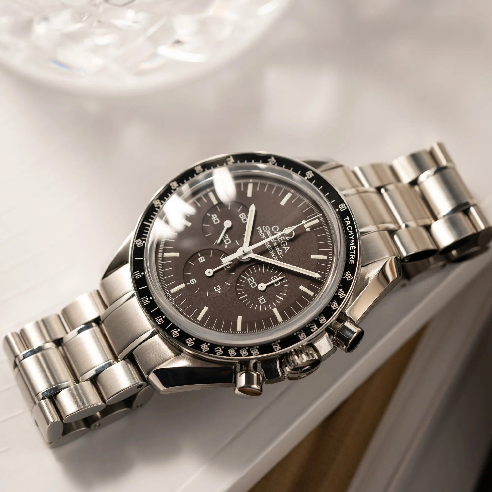Omega Speedmaster Professional Moonwatch 311.30.42.30.13.001 mit einem braunen Zifferblatt