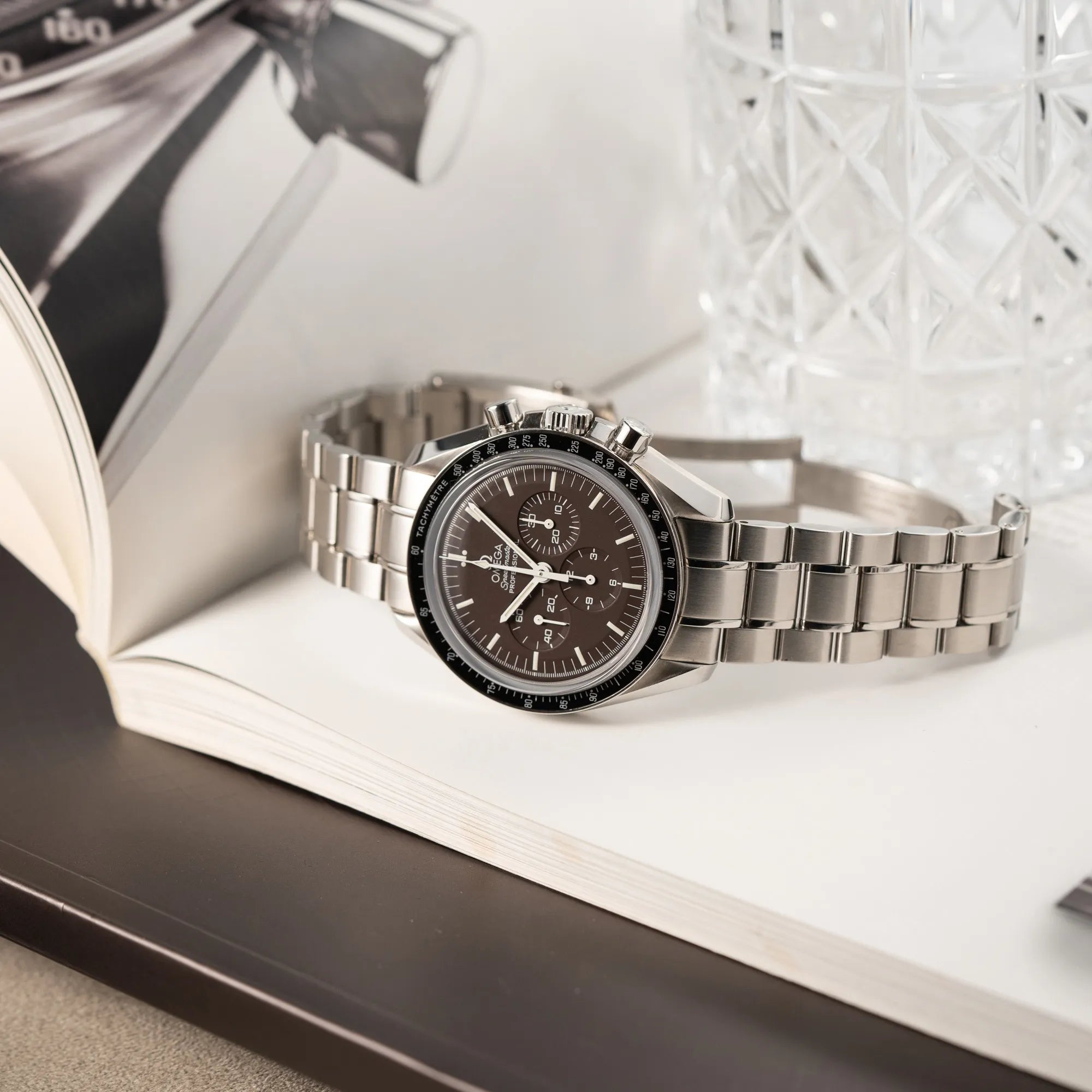 Produktfotografie der Omega Speedmaster Professional Moonwatch 311.30.42.30.13.001 mit einem braunen Zifferblatt