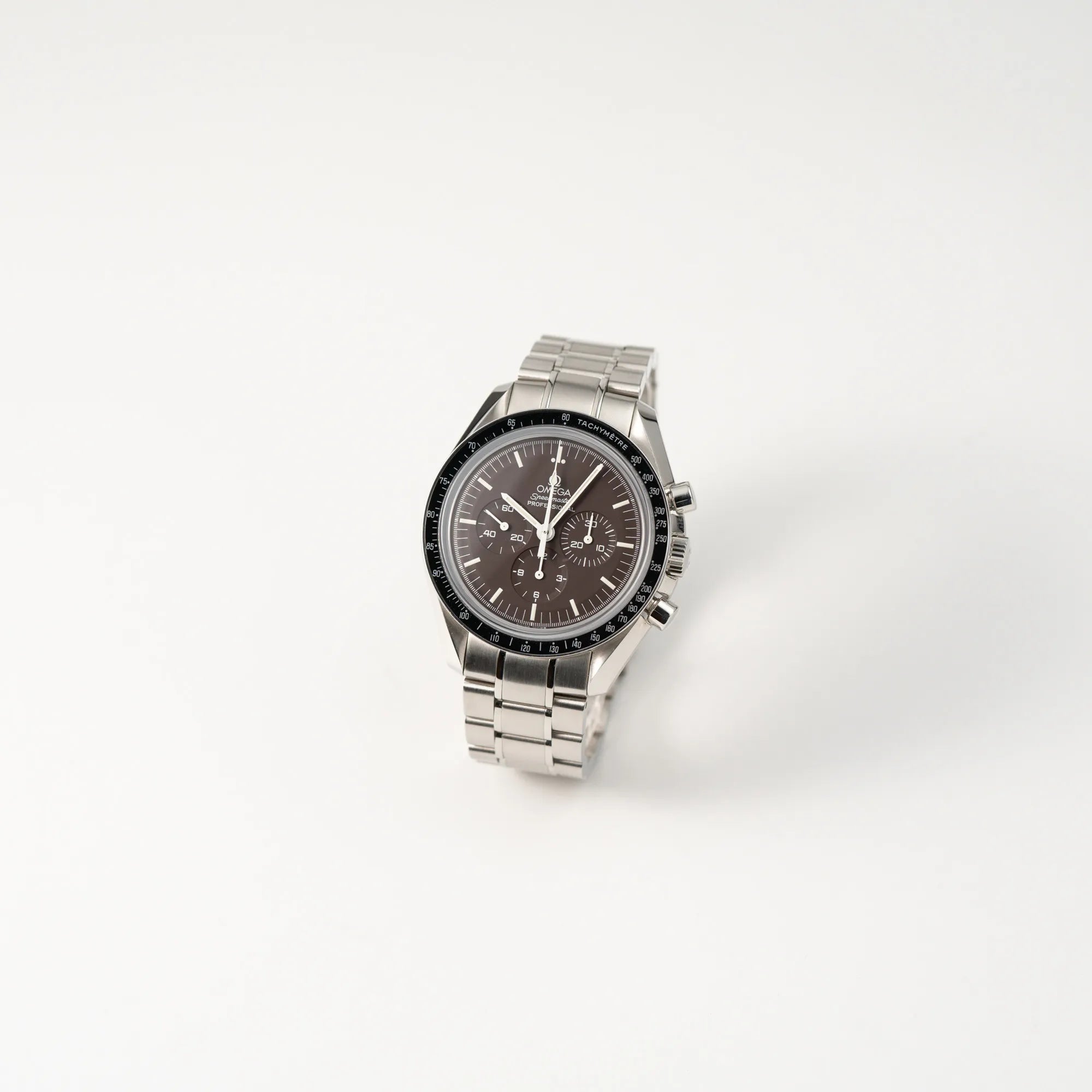 Leicht schräge Ansicht der Omega Speedmaster Professional Moonwatch mit einem braunen Zifferblatt