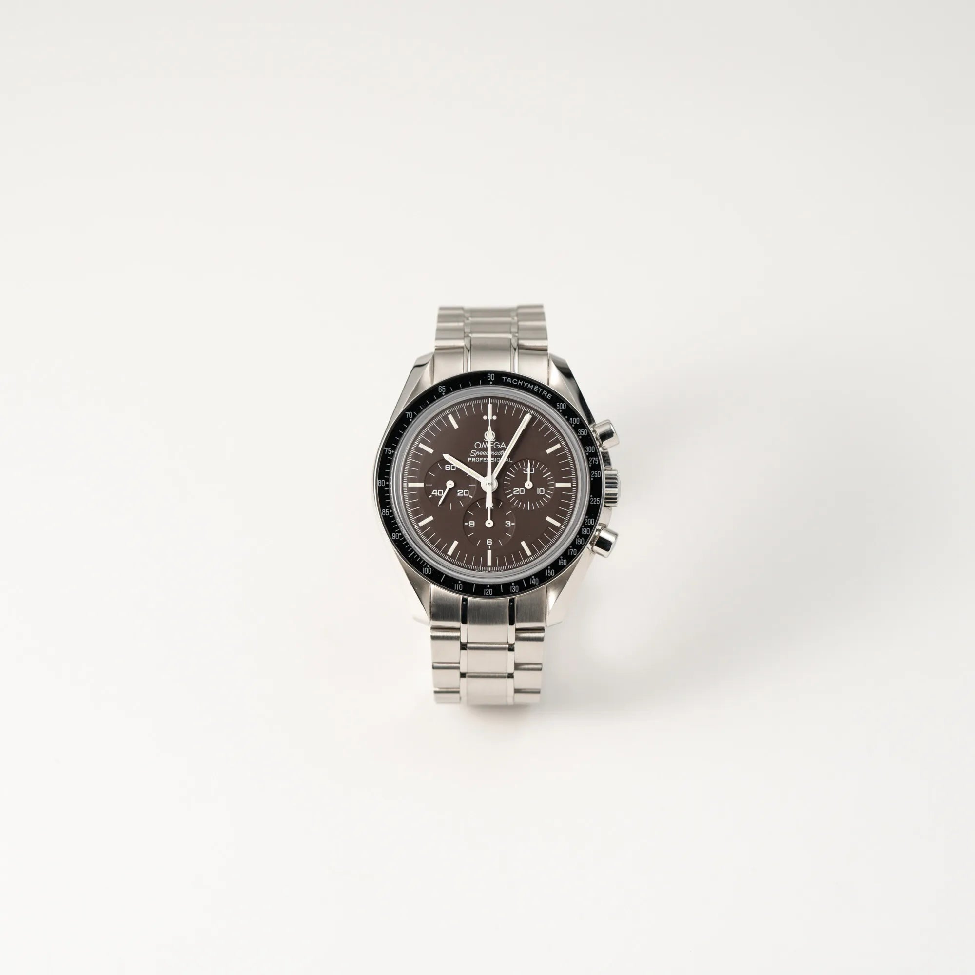 Frontale Ansicht der Omega Speedmaster Professional Moonwatch mit einem braunen Zifferblatt