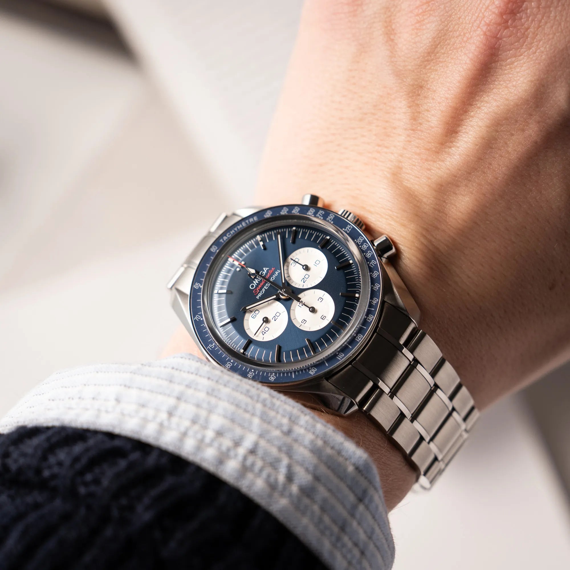 Mann trägt die Omega Speedmaster Professional Moonwatch Tokyo Limited Edition mit blauem Zifferblatt und weißen Sub-Dials an seinem Handgelenk
