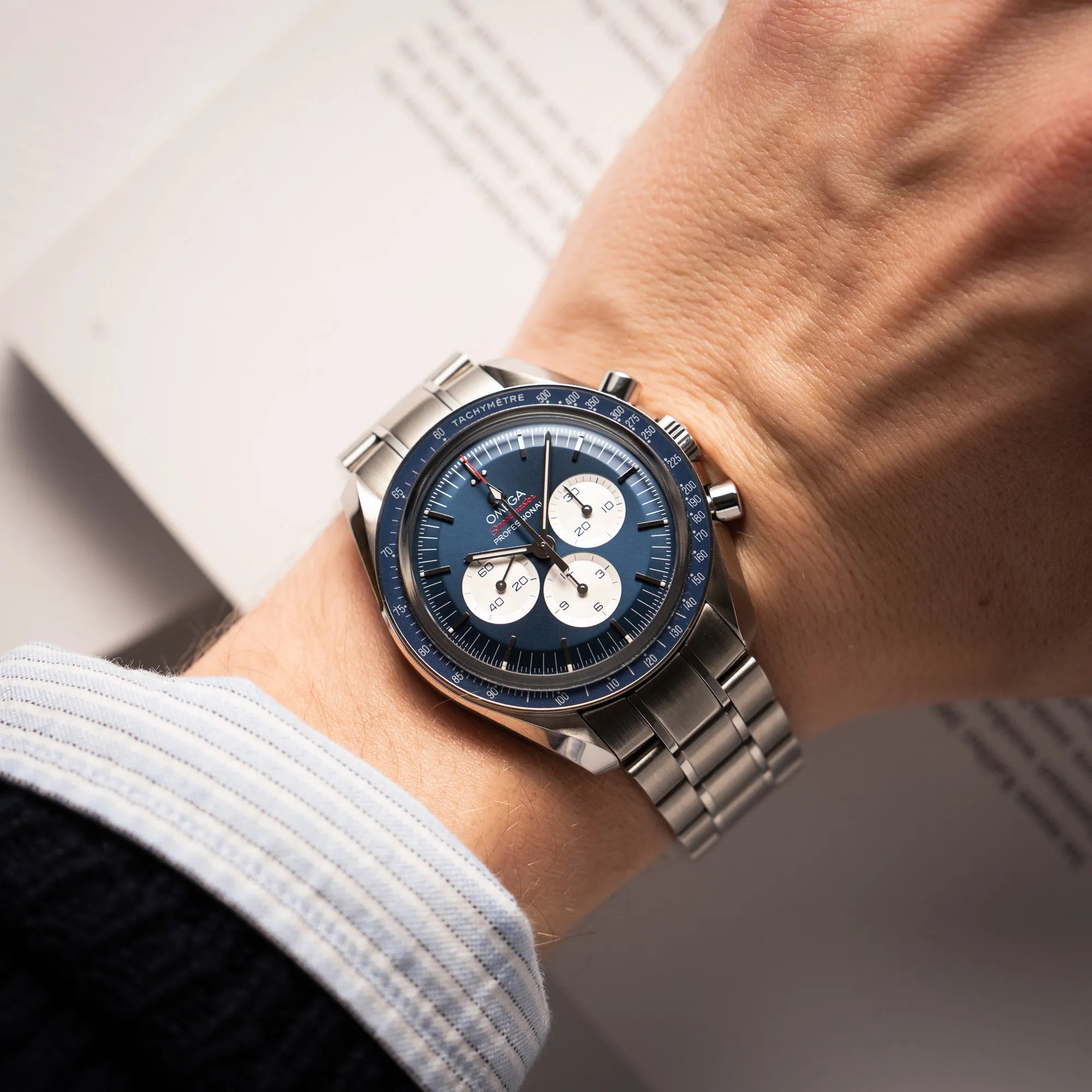Wristshot mit der Omega Speedmaster Professional Moonwatch Tokyo Limited Edition mit blauem Zifferblatt und weißen Sub-Dials