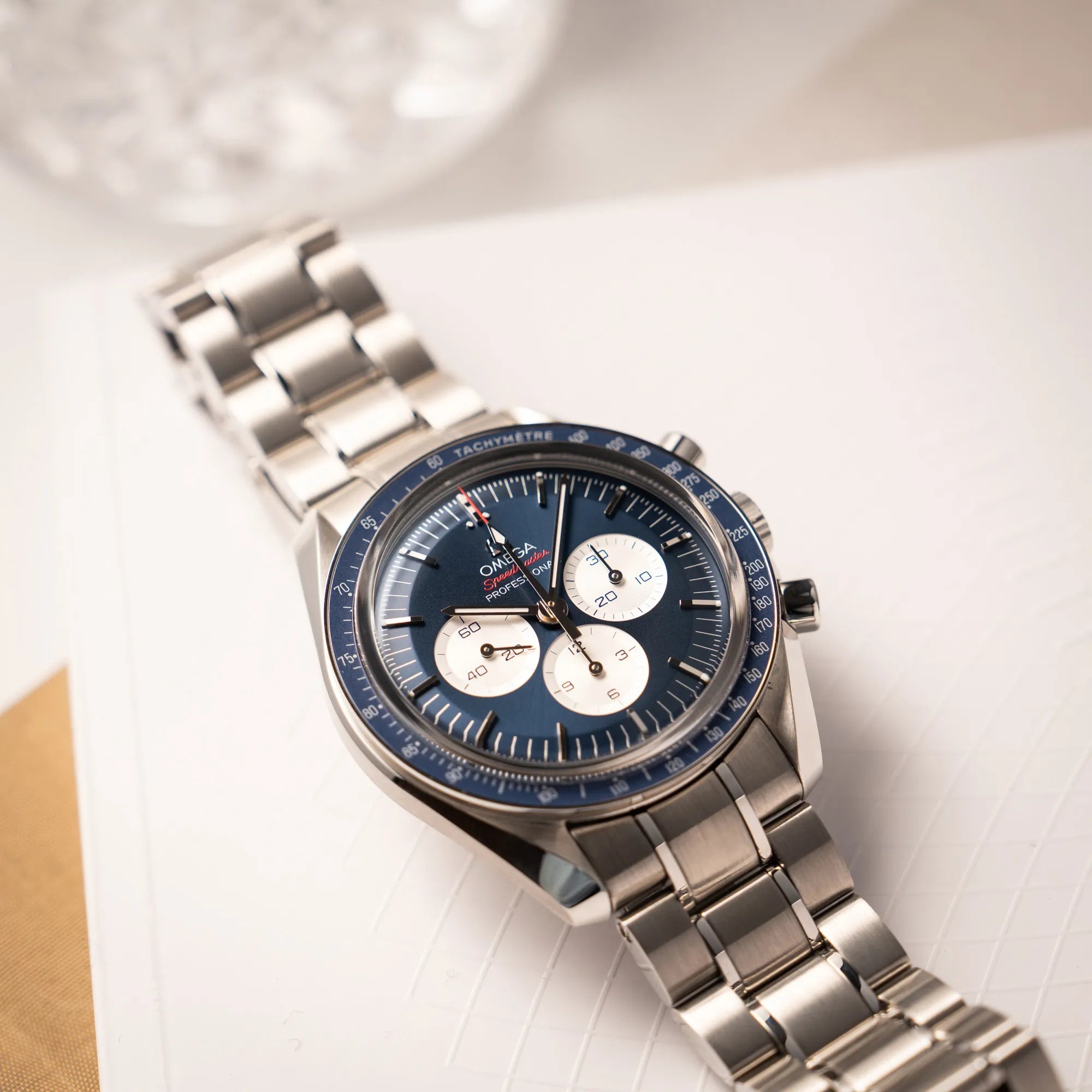 Produktfoto der Omega Speedmaster Professional Moonwatch Tokyo Limited Edition mit blauem Zifferblatt und weißen Sub-Dials