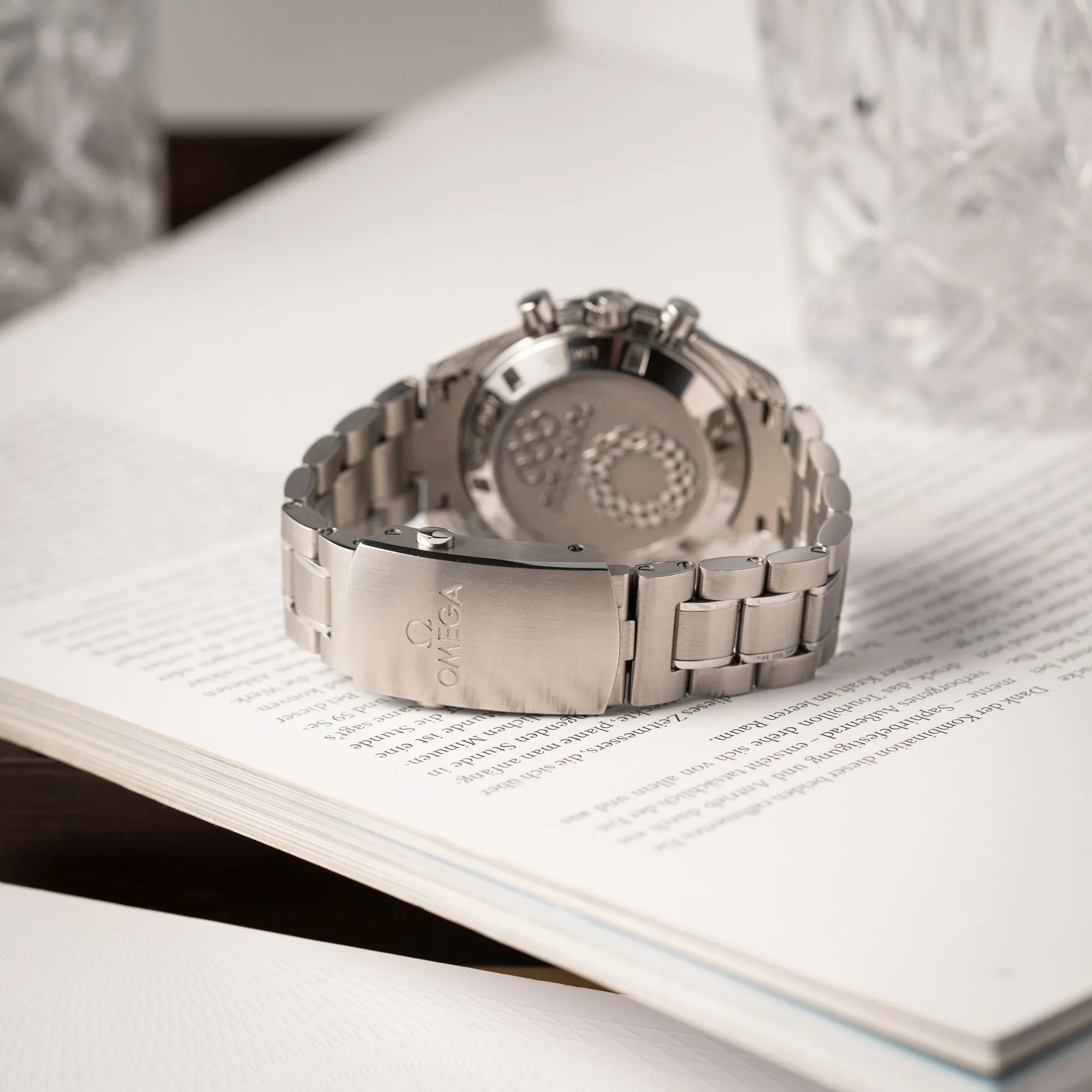 Stahlband und Faltschliesse der Omega Speedmaster Professional Moonwatch Tokyo Limited Edition mit blauem Zifferblatt und weißen Sub-Dials