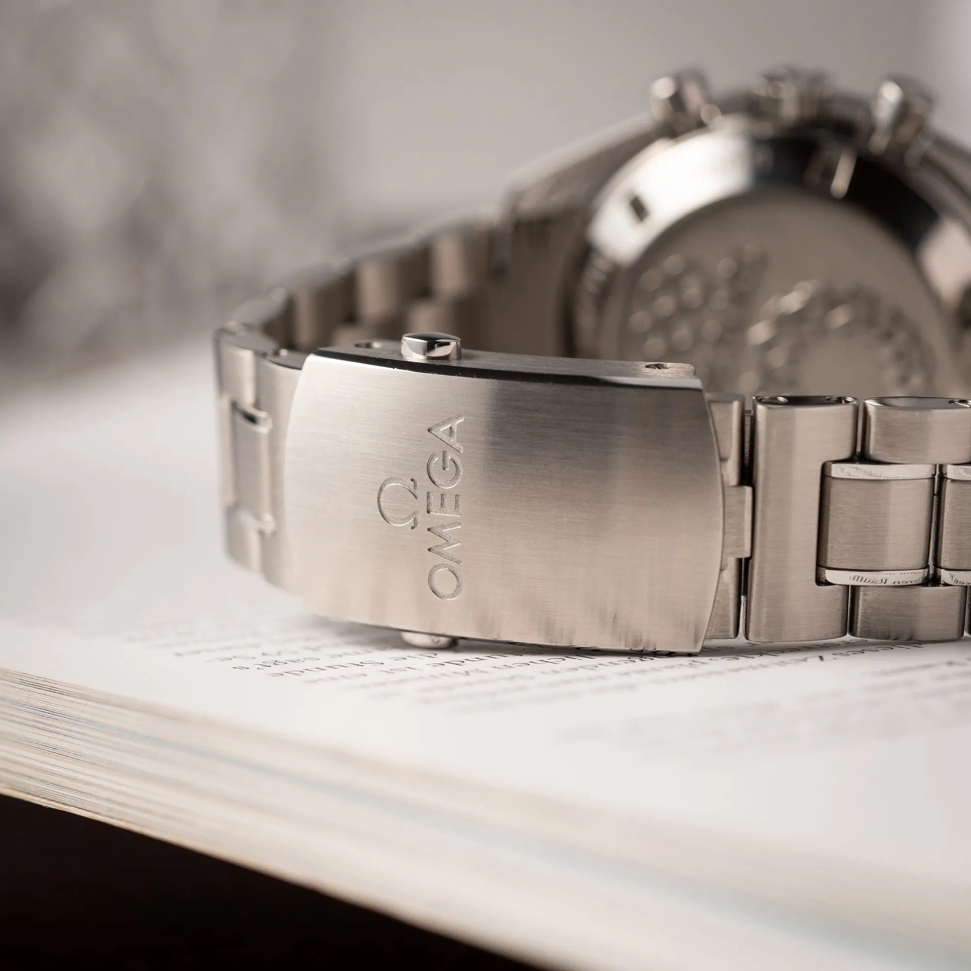 Detailaufnahme der Faltschliesse mit Omega Logo von der Omega Speedmaster Professional Moonwatch Tokyo Limited Edition mit blauem Zifferblatt und weißen Sub-Dials