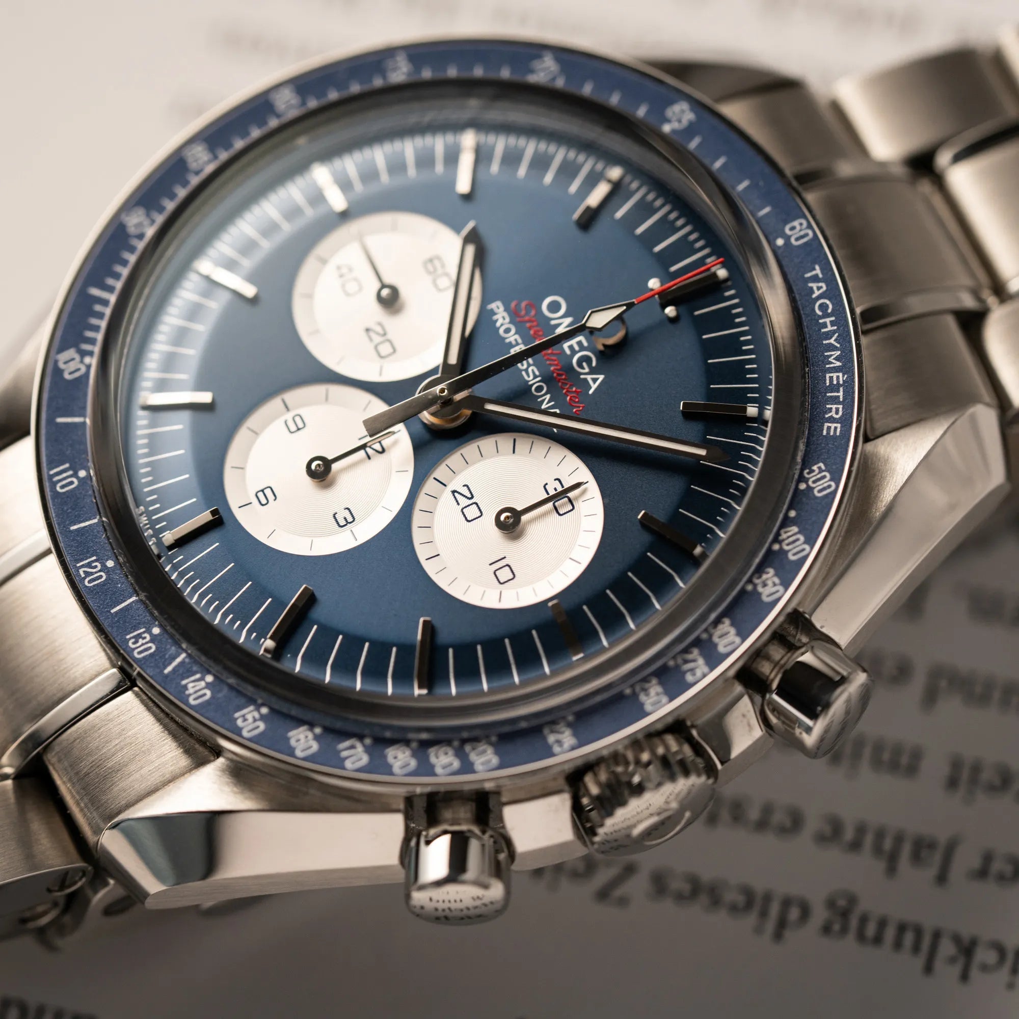 Detailaufnahme der Omega Speedmaster Professional Moonwatch Tokyo Limited Edition mit blauem Zifferblatt und weißen Sub-Dials zeigt den Zeigersatz im Detail