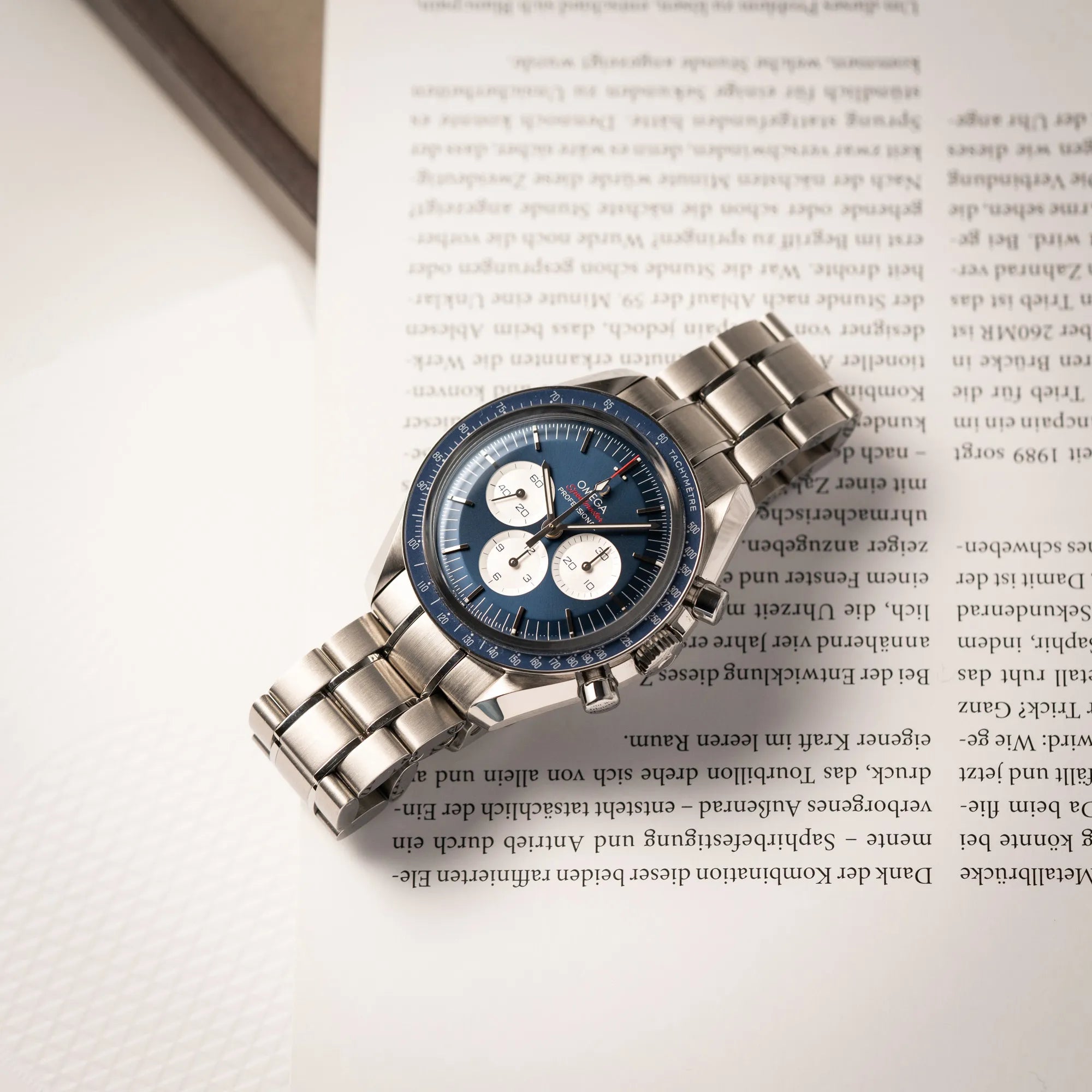 Produktfotografie der Omega Speedmaster Professional Moonwatch Tokyo Limited Edition mit blauem Zifferblatt und weißen Sub-Dials