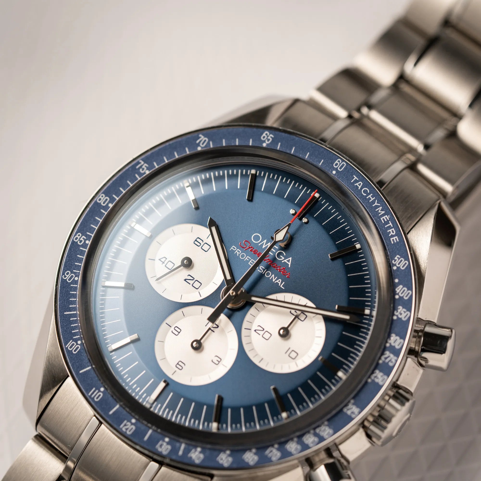 Detailaufnahme der Omega Speedmaster Professional Moonwatch Tokyo Limited Edition mit blauem Zifferblatt und weißen Sub-Dials