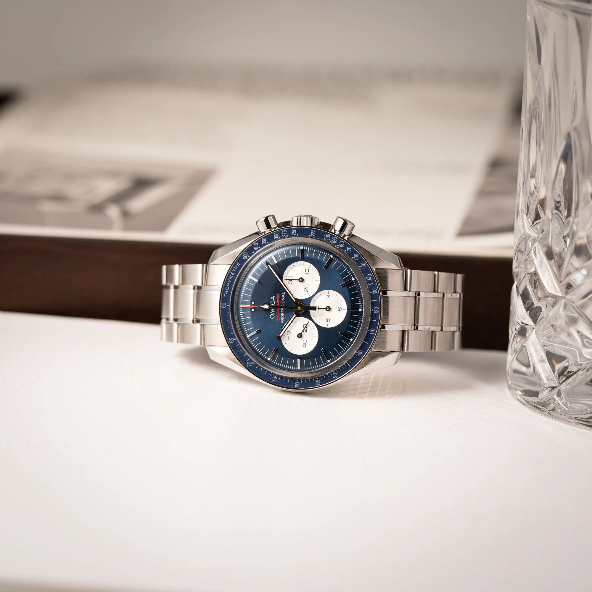 Omega Speedmaster Professional Moonwatch Tokyo Limited Edition mit blauem Zifferblatt und weißen Sub-Dials liegt auf einem Juwelierstablet