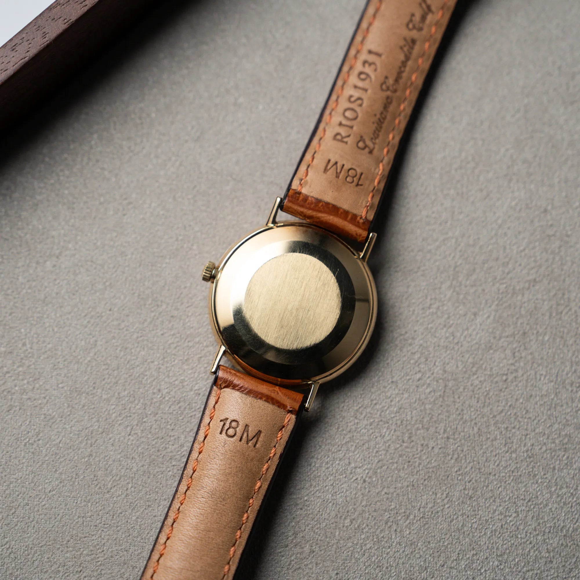 Produktfotografie der Omega Vintage Automatik Armbanduhr mit Gelbgold-Gehäuse mit Blick auf den Gehäuseboden