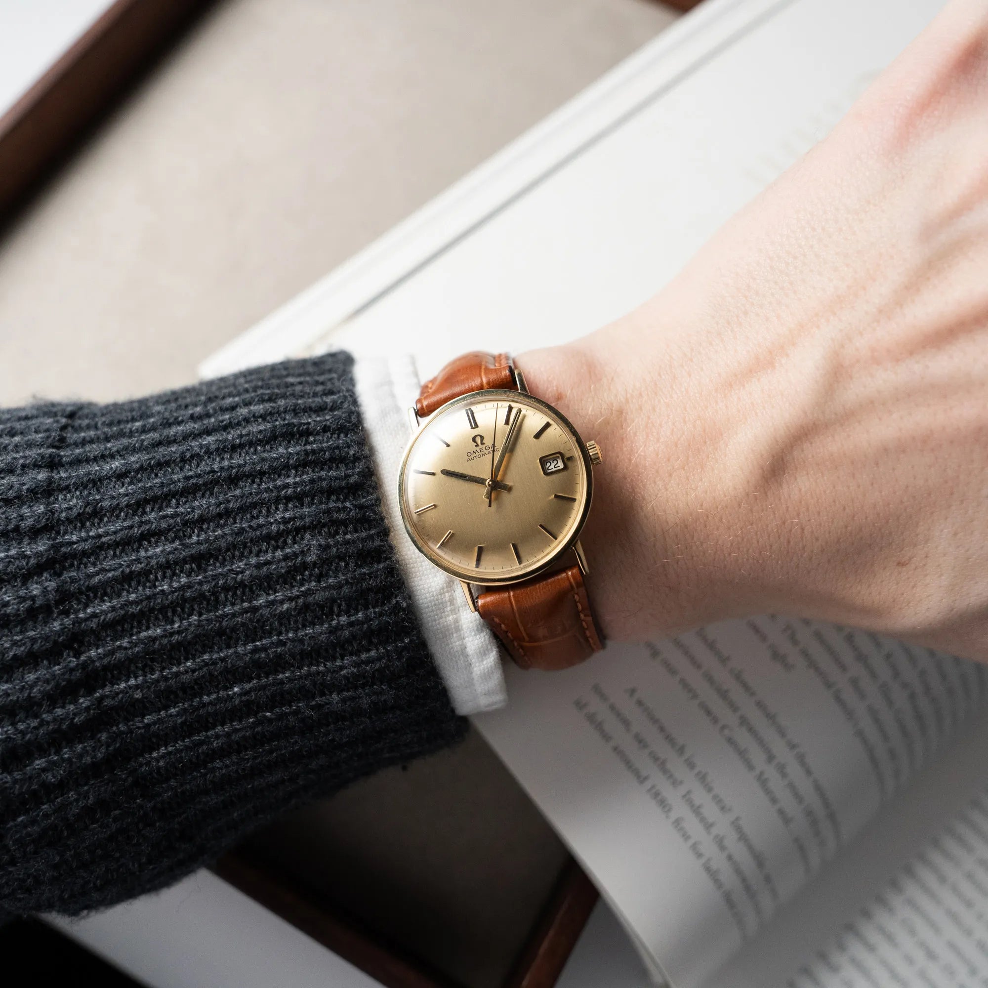 Wristshot mit der Omega Vintage Automatik Armbanduhr mit Gelbgold-Gehäuse