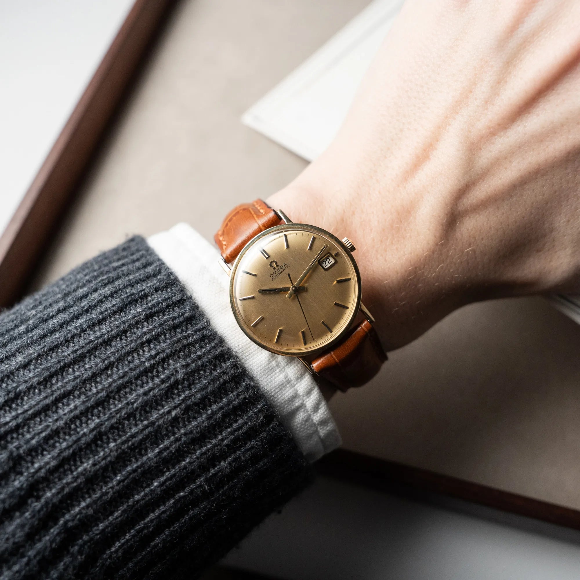 Wristshot mit der Omega Vintage Automatik Armbanduhr mit Gelbgold-Gehäuse