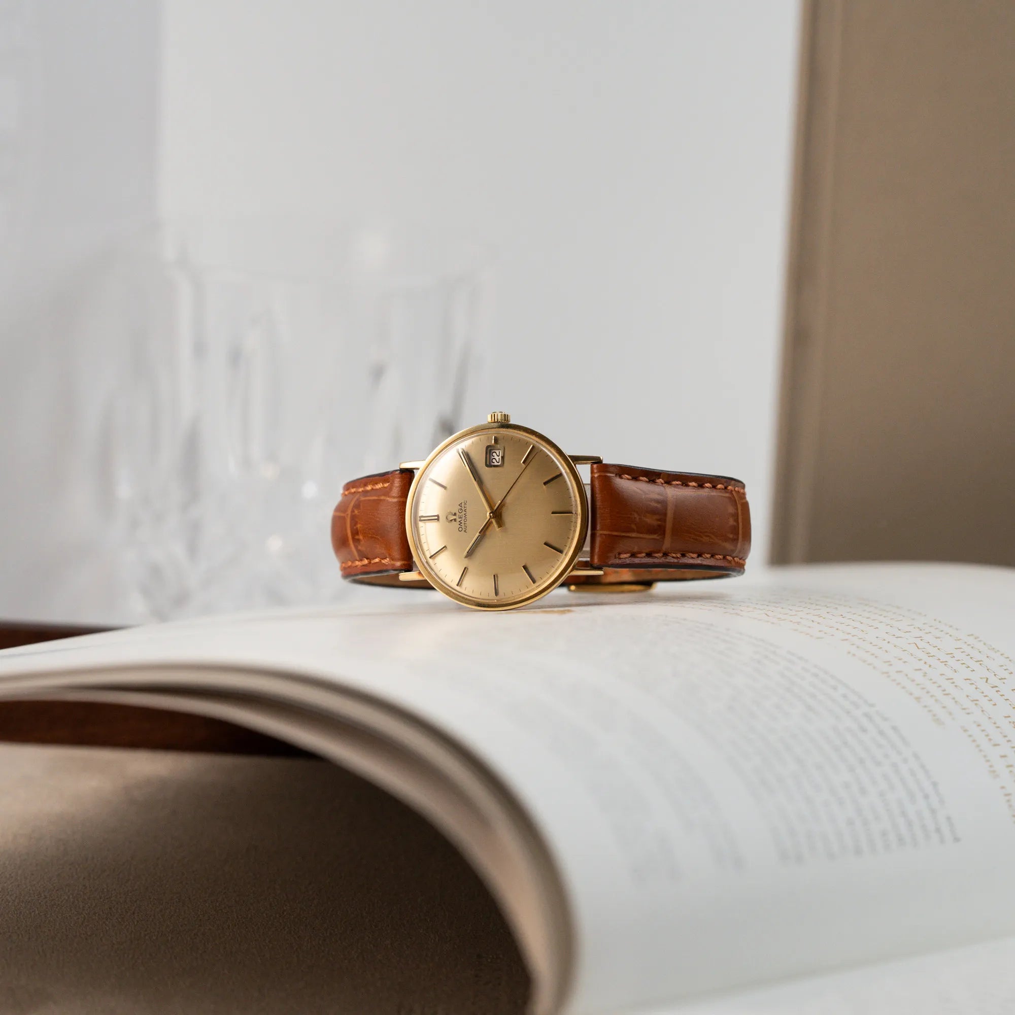 Produktfotografie der Omega Vintage Automatik Armbanduhr mit Gelbgold-Gehäuse