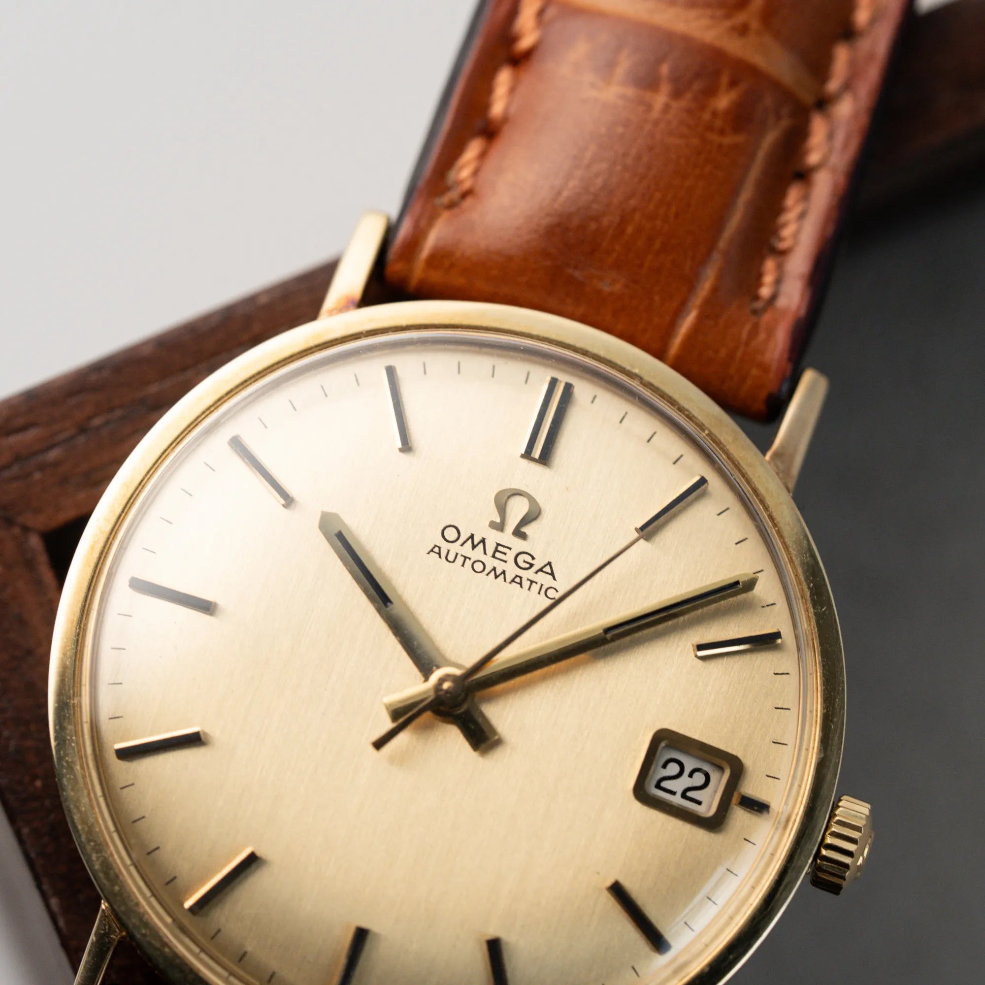 Detailaufnahme der Omega Vintage Automatik Armbanduhr mit Gelbgold-Gehäuse