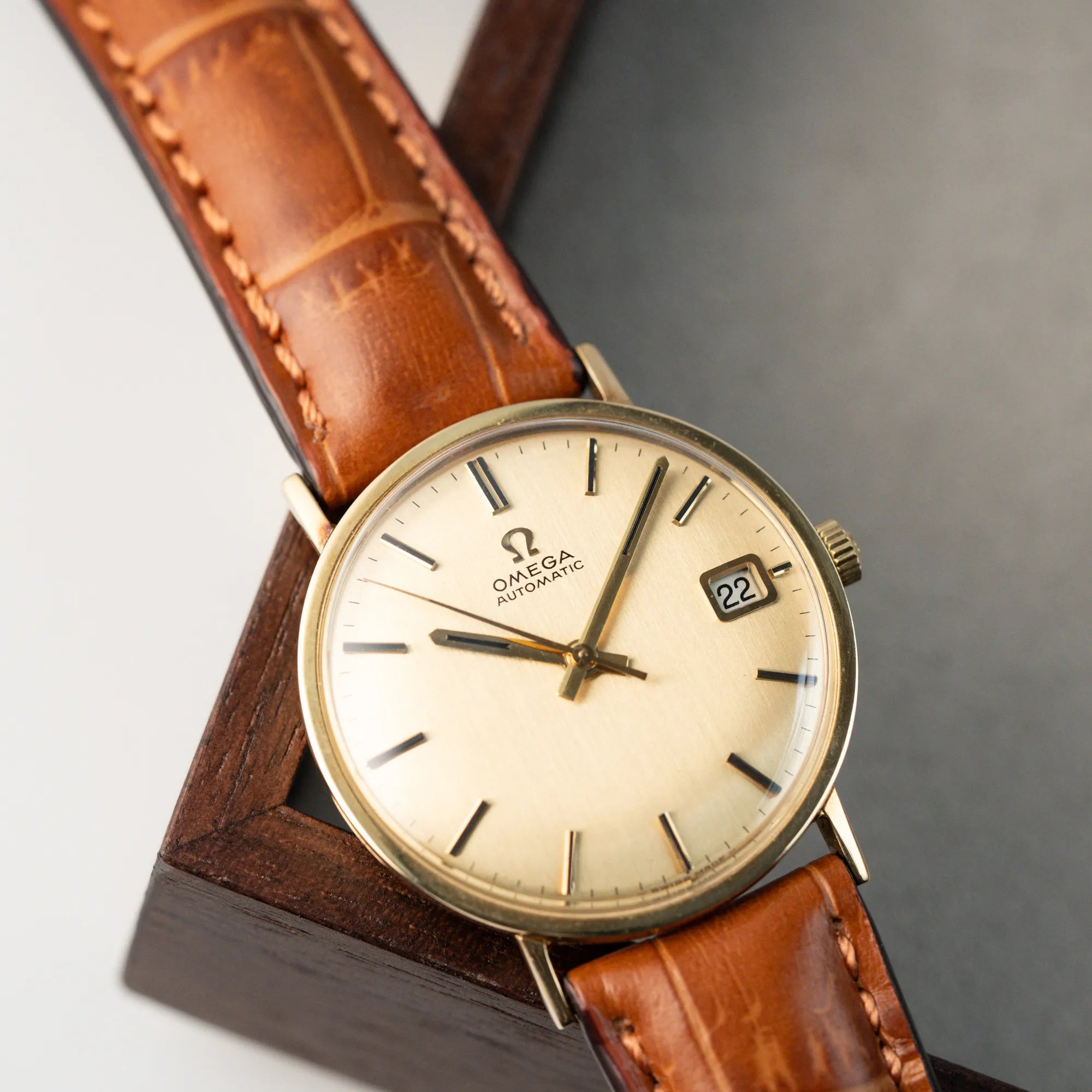 Produktfotografie der Omega Vintage Automatik Armbanduhr mit Gelbgold-Gehäuse