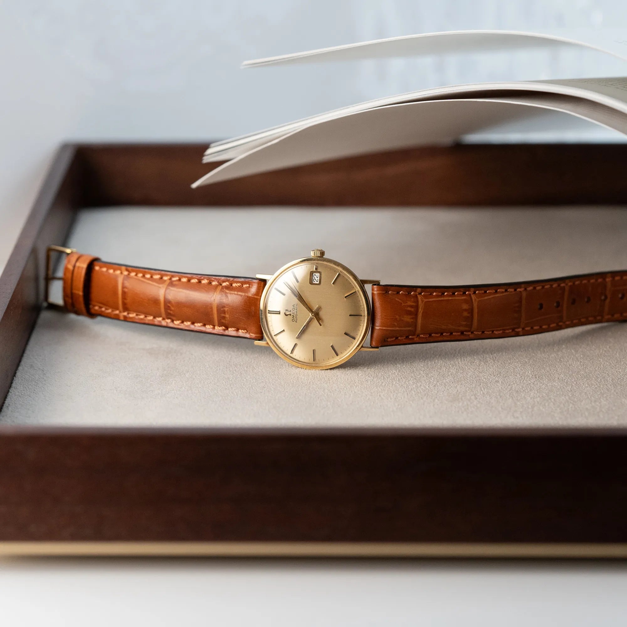 Produktfotografie der Omega Vintage Automatik Armbanduhr mit Gelbgold-Gehäuse