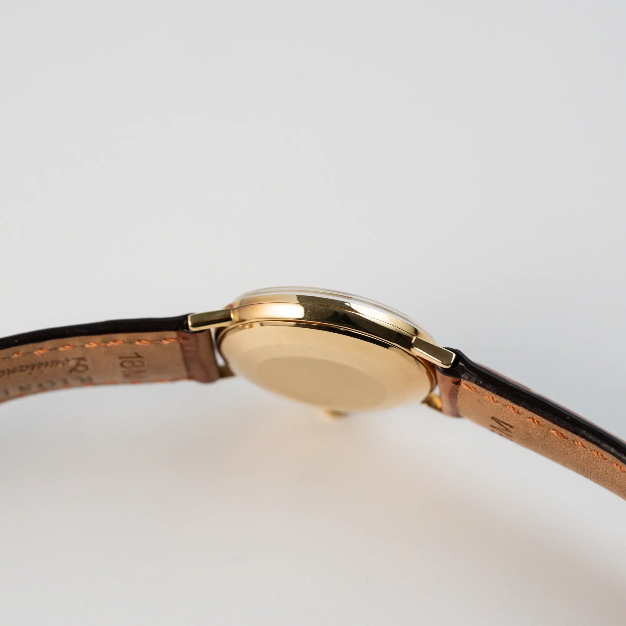 Seitliches Gehäuse der Omega Vintage Automatik Armbanduhr mit Gelbgold-Gehäuse