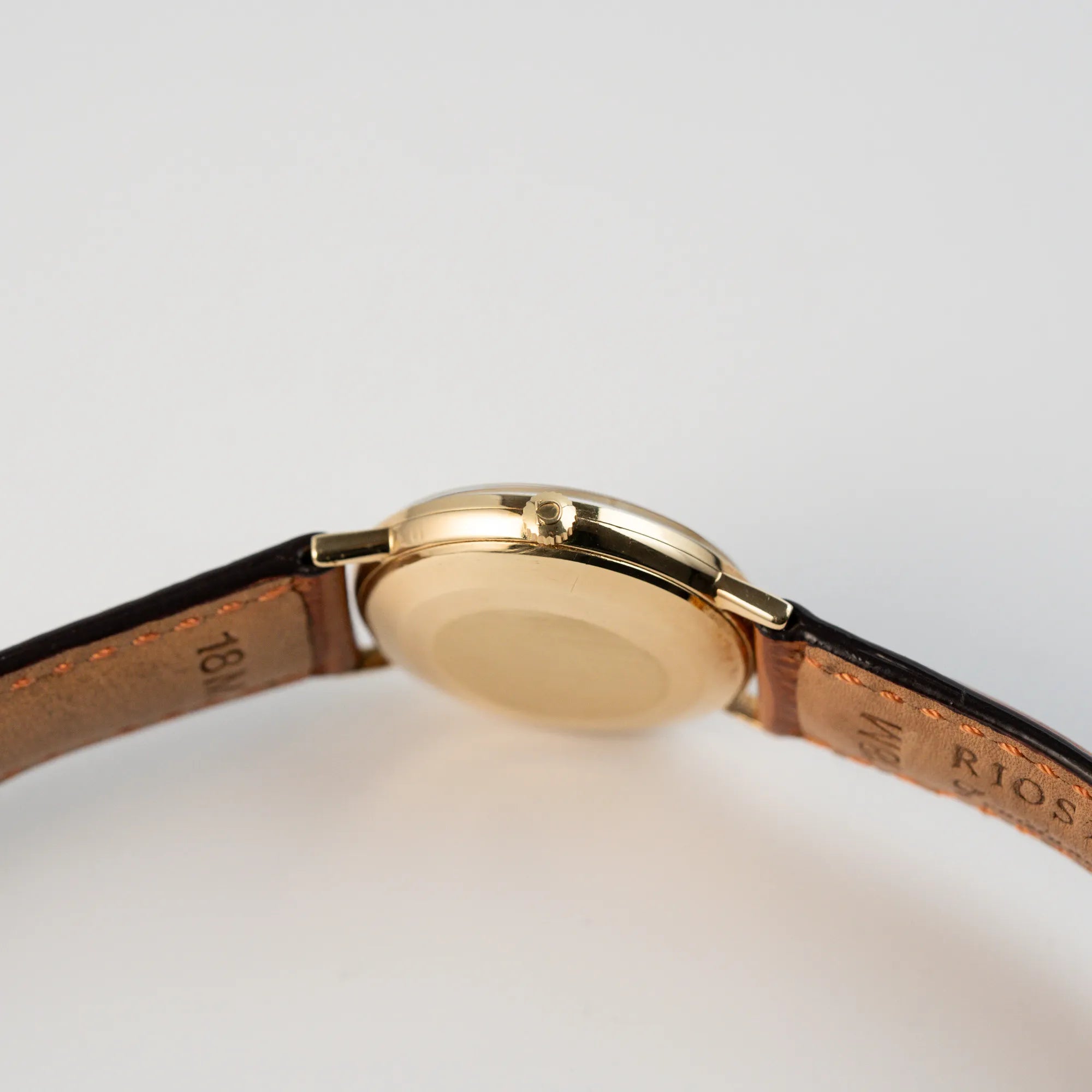 Seitliches Gehäuse der Omega Vintage Automatik Armbanduhr mit Gelbgold-Gehäuse mit Blick auf die Aufzugskrone