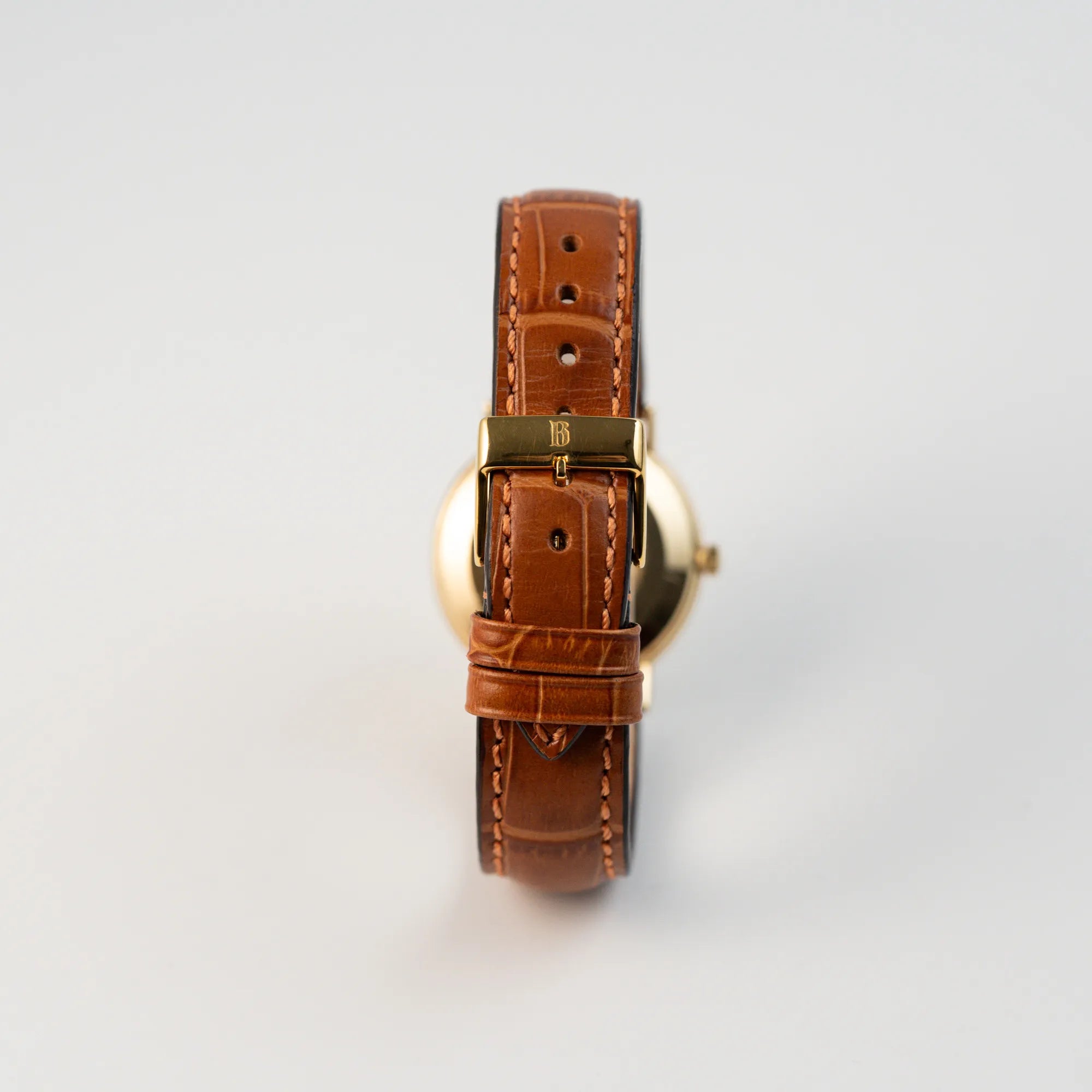 Blick auf das Band und die goldfarbene Dornschliesse der Omega Vintage Automatik Armbanduhr mit Gelbgold-Gehäuse