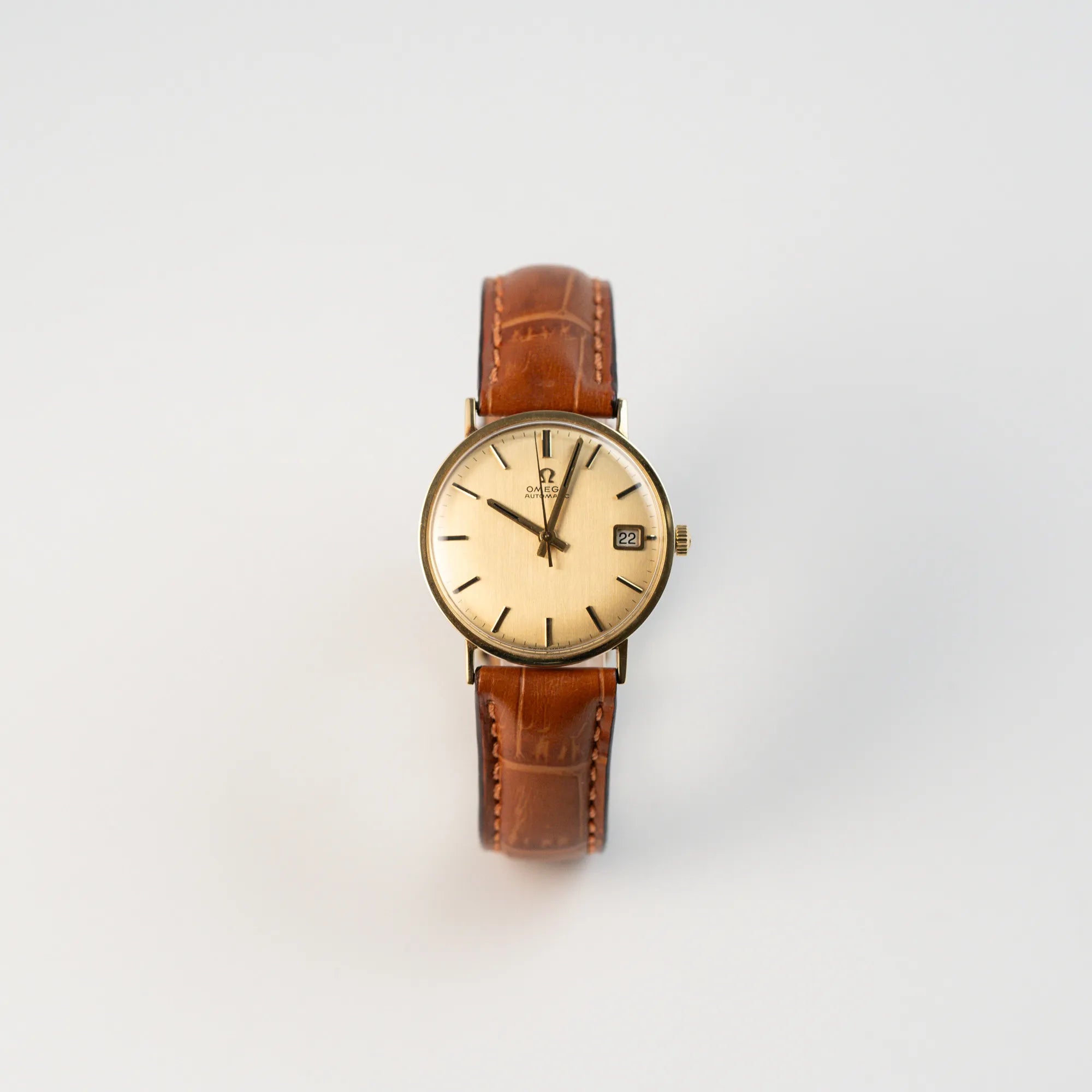 Frontale Ansicht der Omega Vintage Automatik Armbanduhr mit Gelbgold-Gehäuse