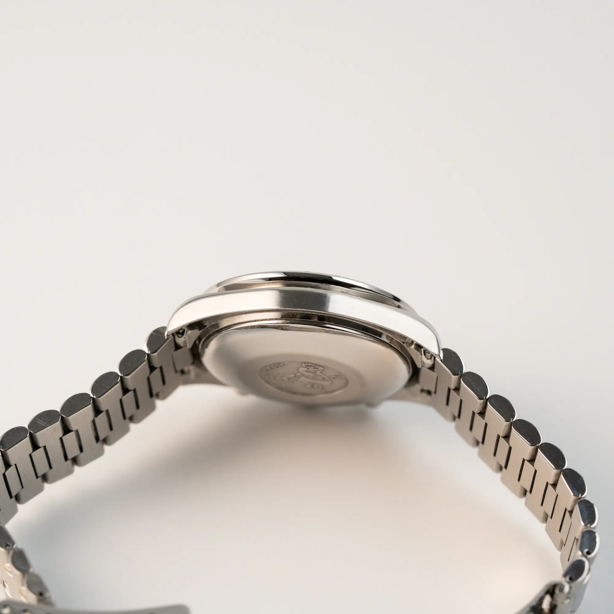 Seitliches Gehäuse der Omega Speedmaster Automatic Date mit schwarzem Zifferblatt und silbernen Totalisatoren