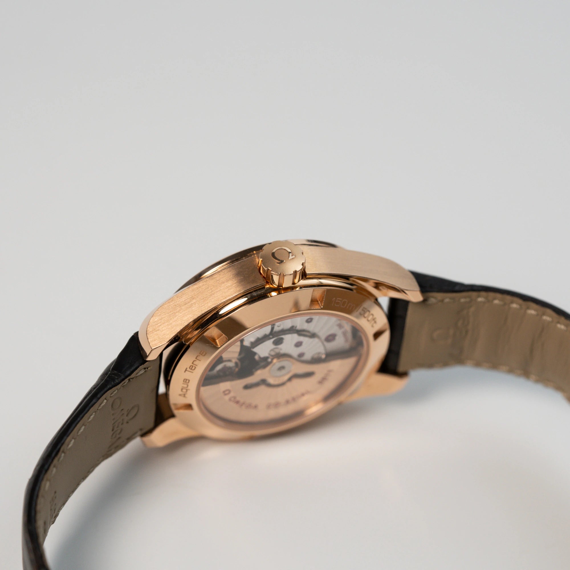 Seitliches Gehäuse mit Krone der Omega Seamaster Aqua Terra Annual Calender mit rosségoldenem Gehäuse