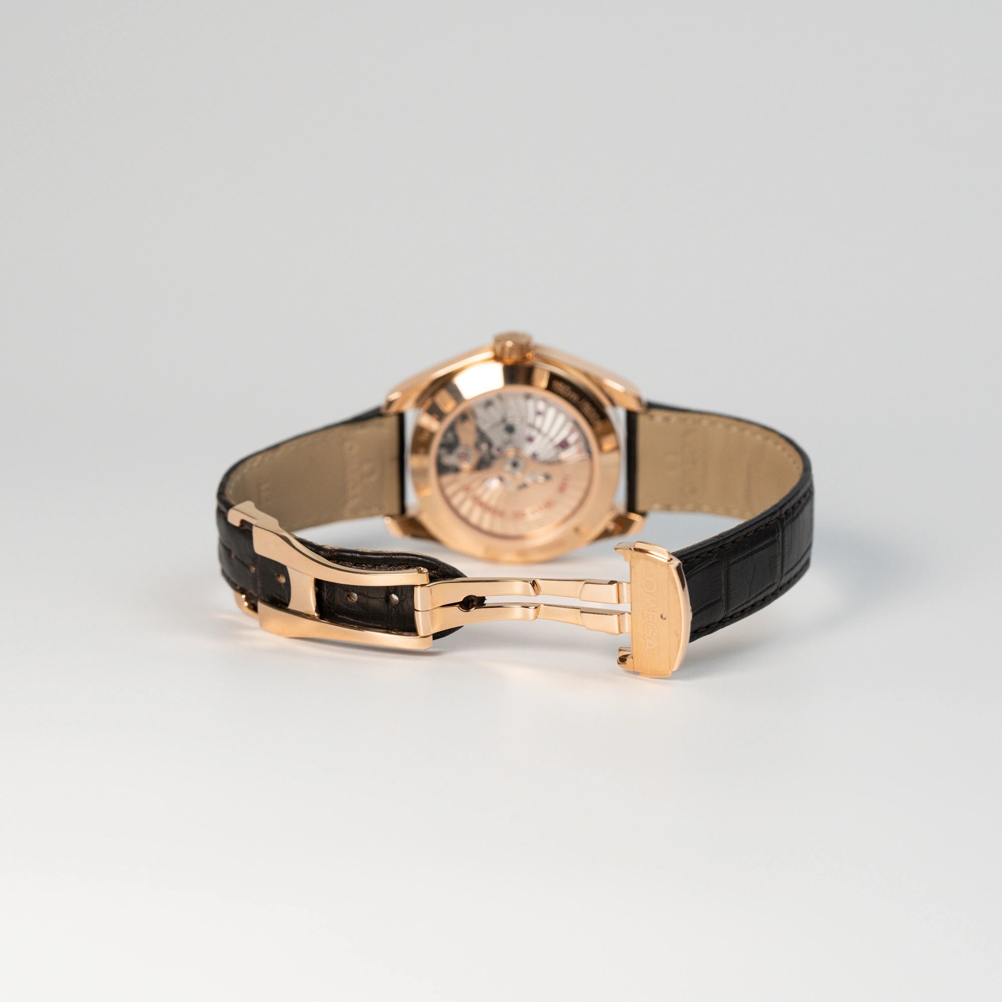 Liegende Omega Seamaster Aqua Terra Annual Calender mit rosségoldenem Gehäuse mit geöffneter Faltschliesse