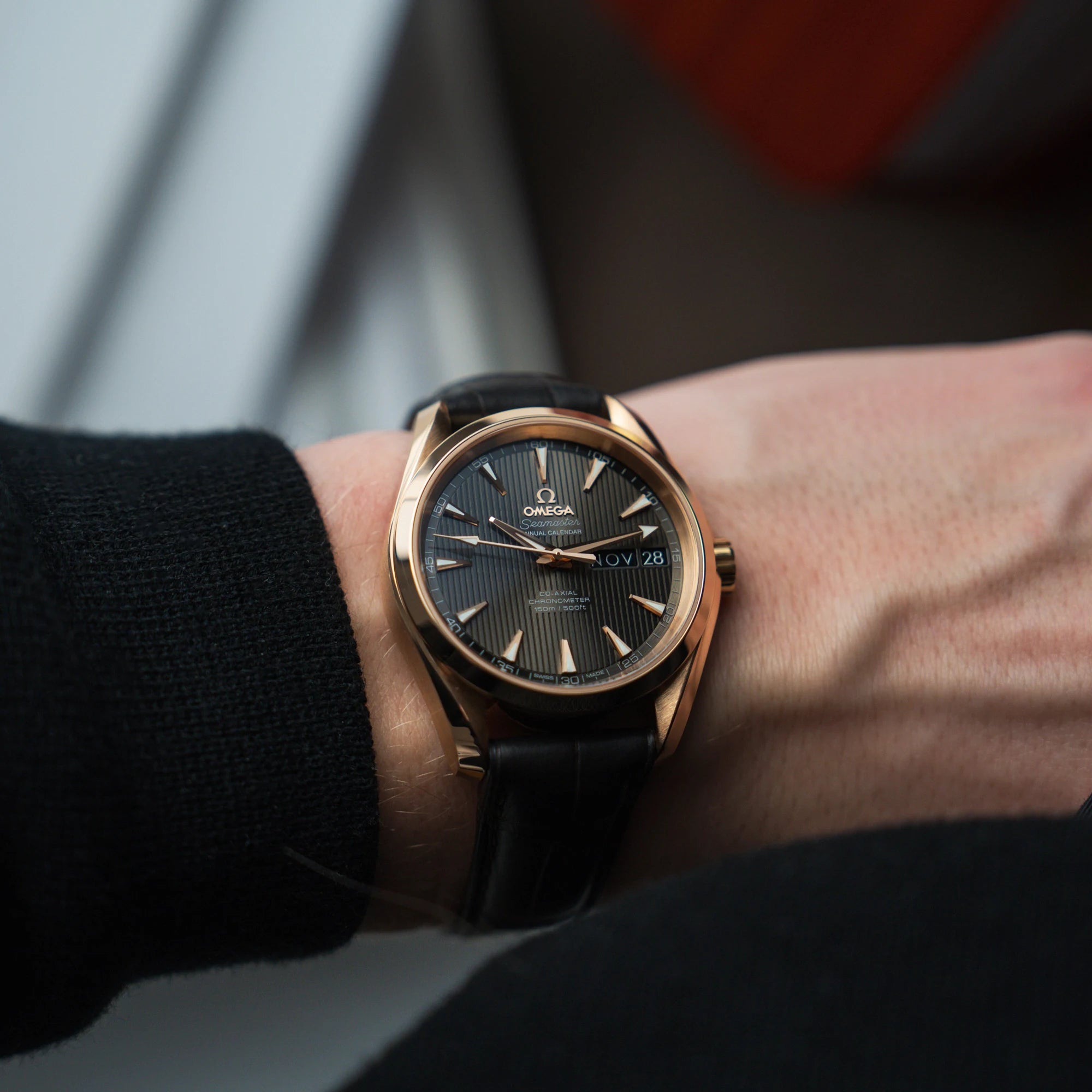 Mann trägt die Omega Seamaster Aqua Terra Annual Calender mit rosségoldenem Gehäuse an seinem Handgelenk