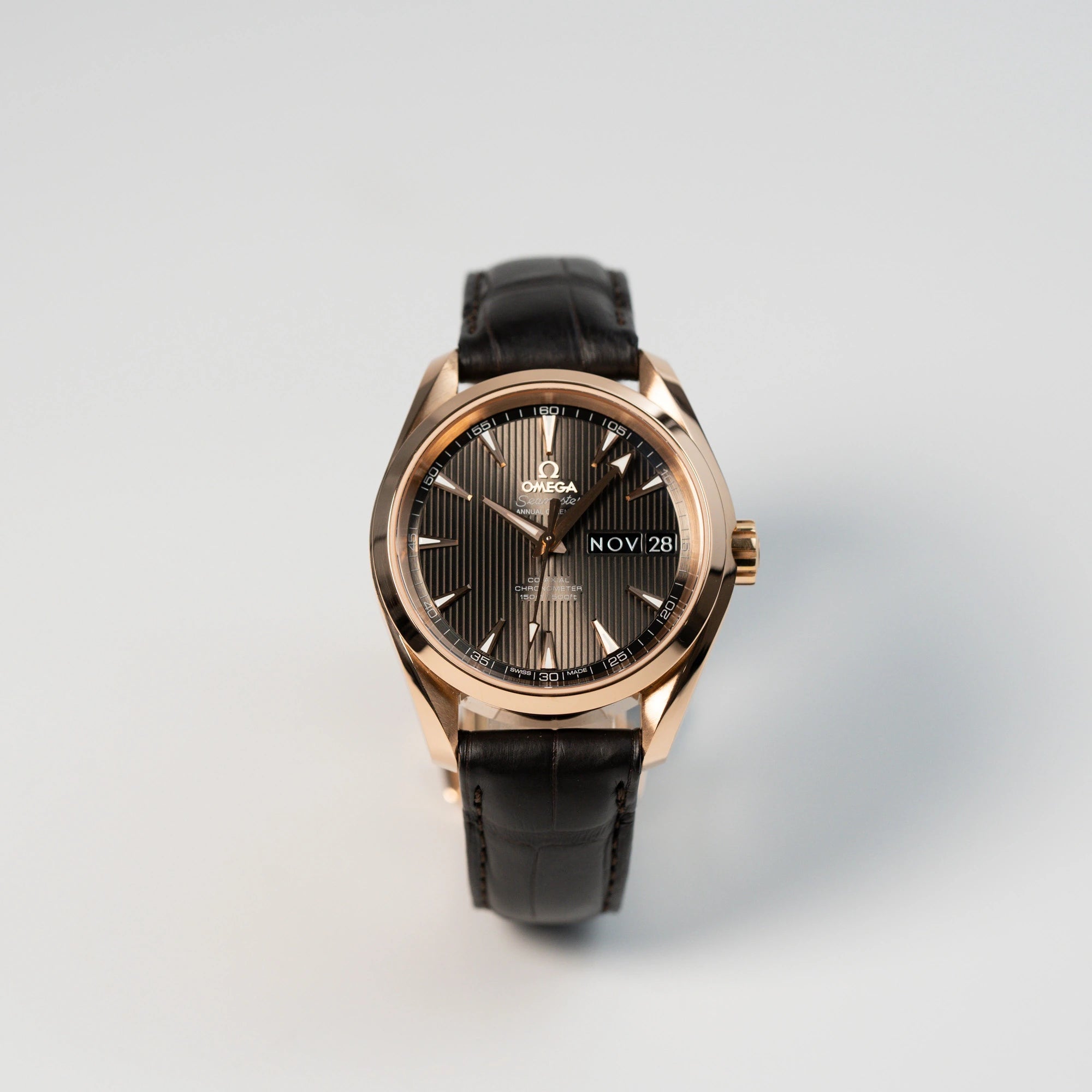 Frontale Ansicht der Omega Seamaster Aqua Terra Annual Calender mit rosségoldenem Gehäuse