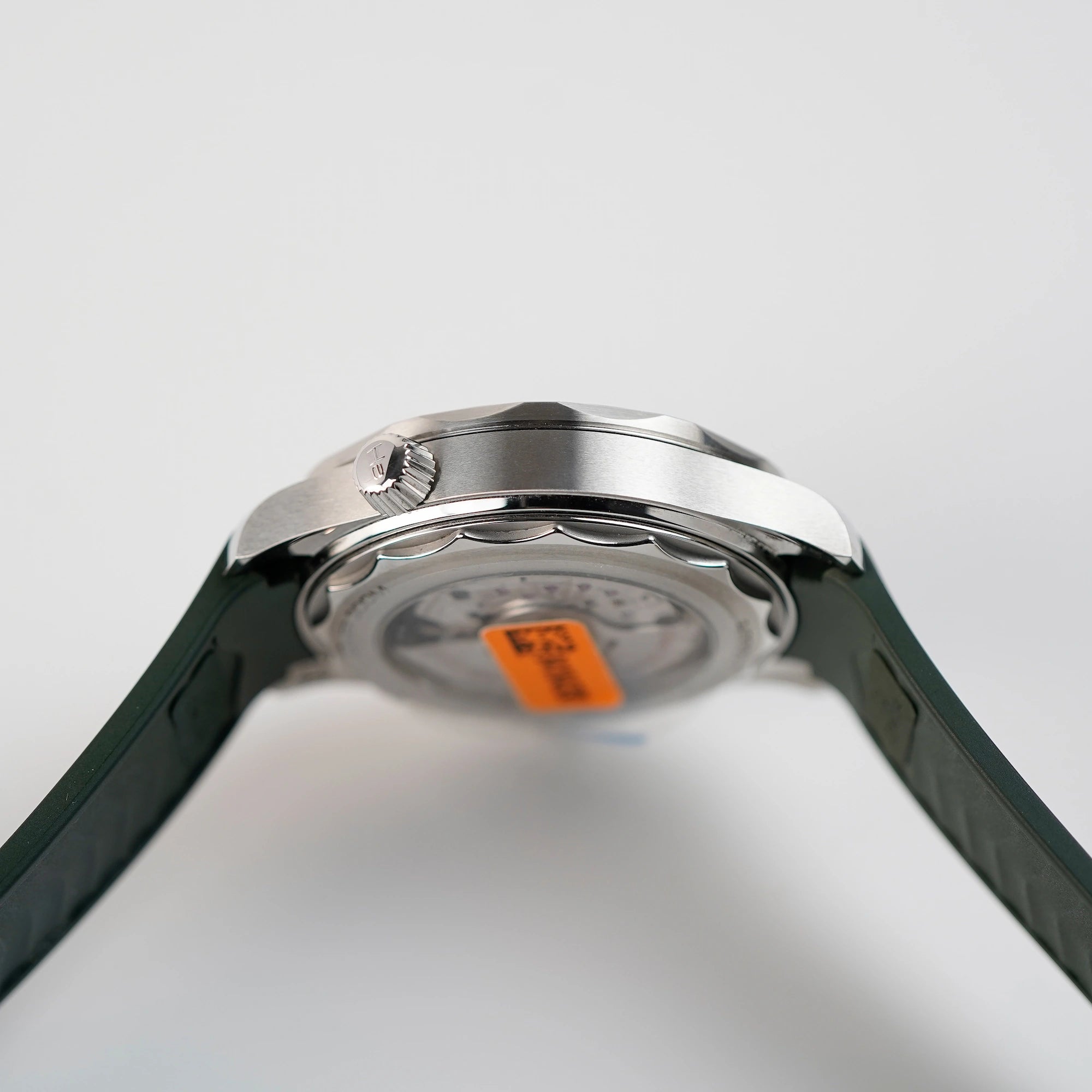 Seitliches Gehäuse mit Ventil der Omega Seamaster Professional Diver 300m an einem olivgrünen Kautschukband