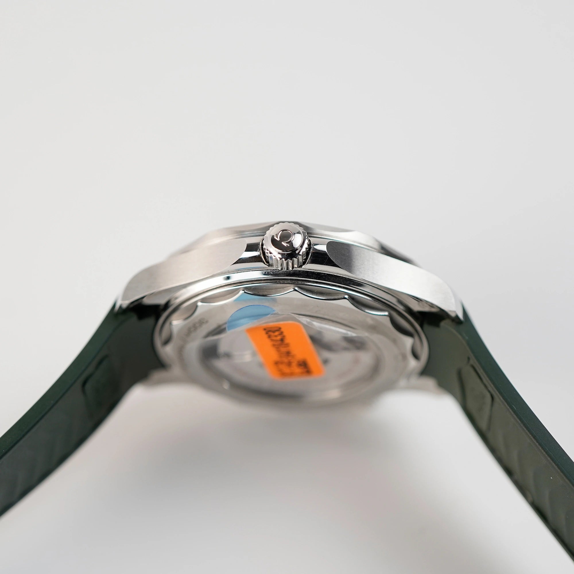 Seitliches Gehäuse mit Krone der Omega Seamaster Professional Diver 300m an einem olivgrünen Kautschukband