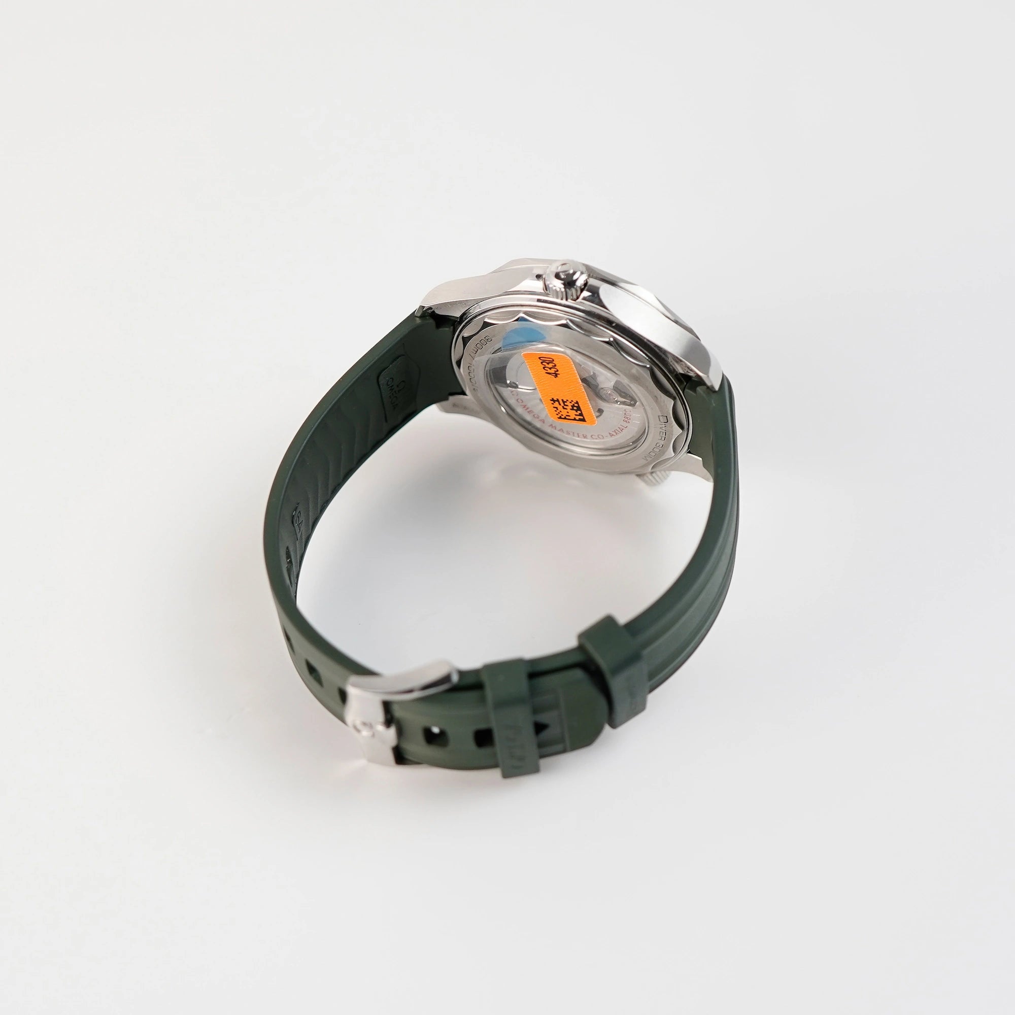 Gehäuseboden mit Sticker der Omega Seamaster Professional Diver 300m an einem olivgrünen Kautschukband
