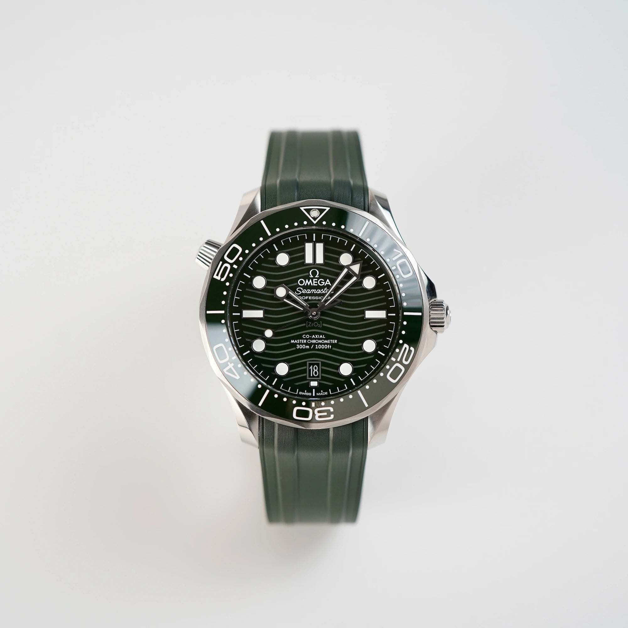 Frontale Ansicht der Omega Seamaster Professional Diver 300m mit olivgrünem Zifferblatt
