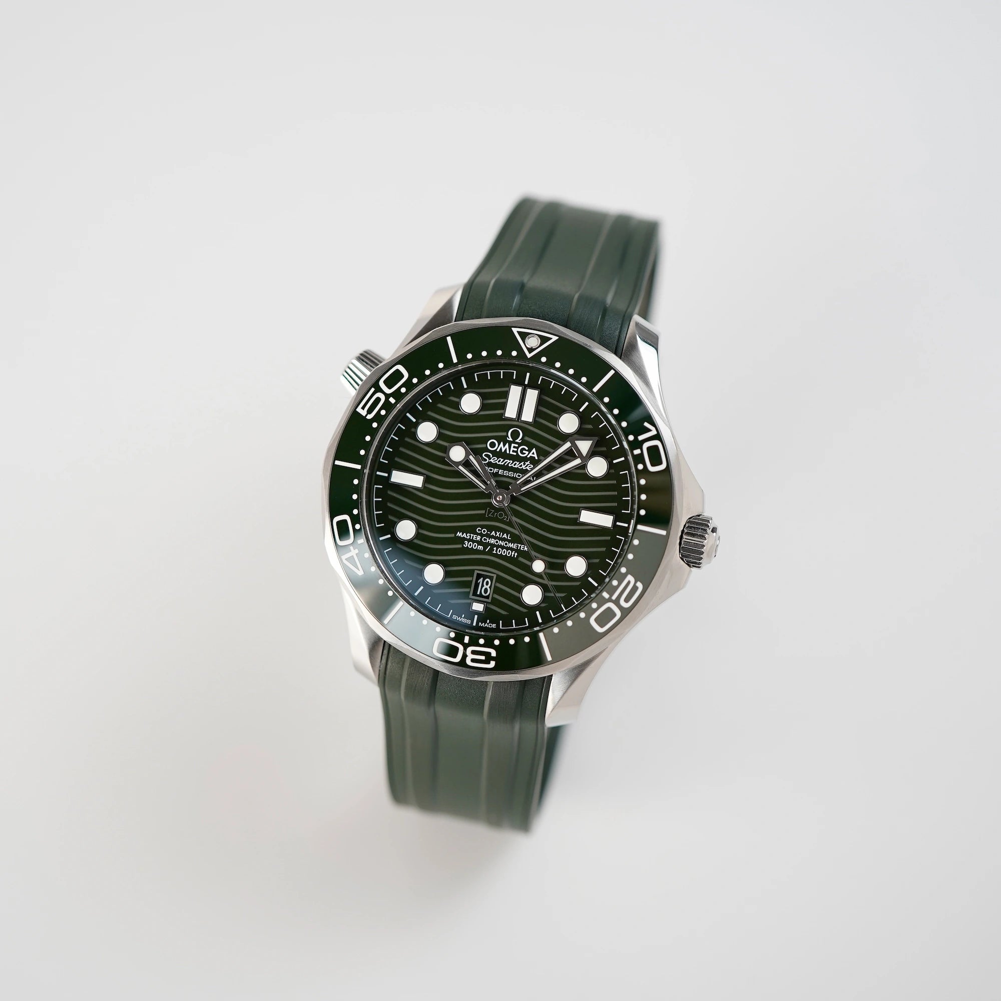 Leicht seitlicher Blickwinkel auf die Omega Seamaster Professional Diver 300m mit olivgrünem Zifferblatt