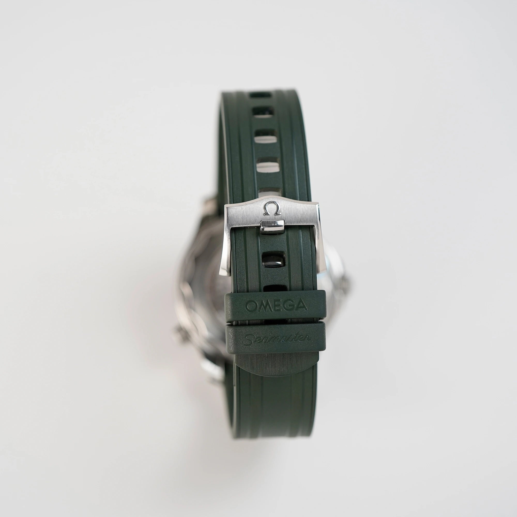 Omega Seamaster Professional Diver 300m mit olivgrünem Kautschuk-Band und Omega-Dornschließe